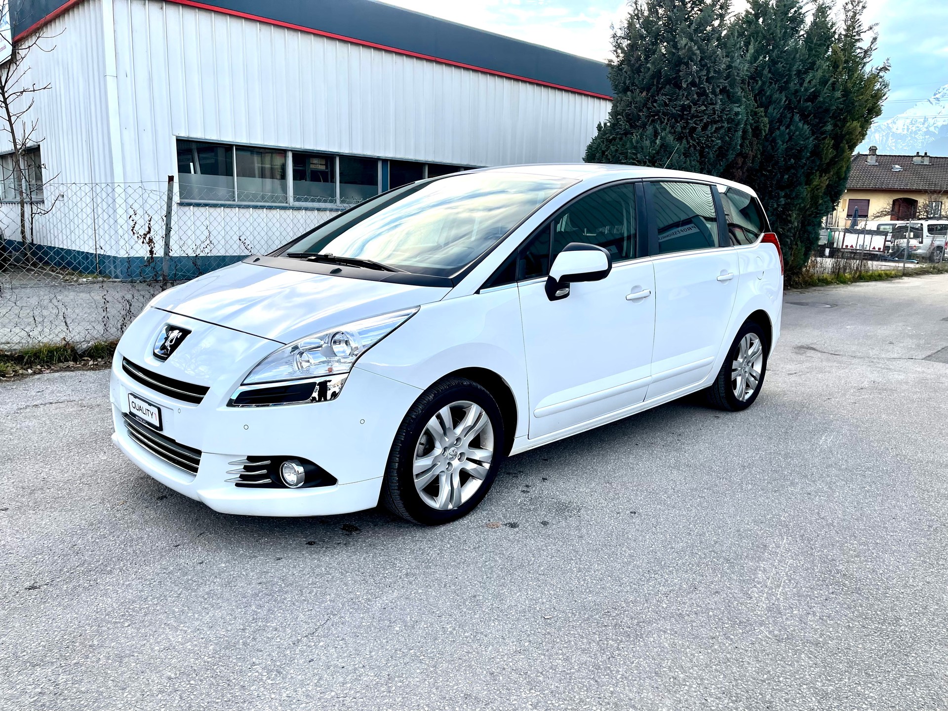 PEUGEOT 5008 1.6 HDI Sport EGS6-image-28