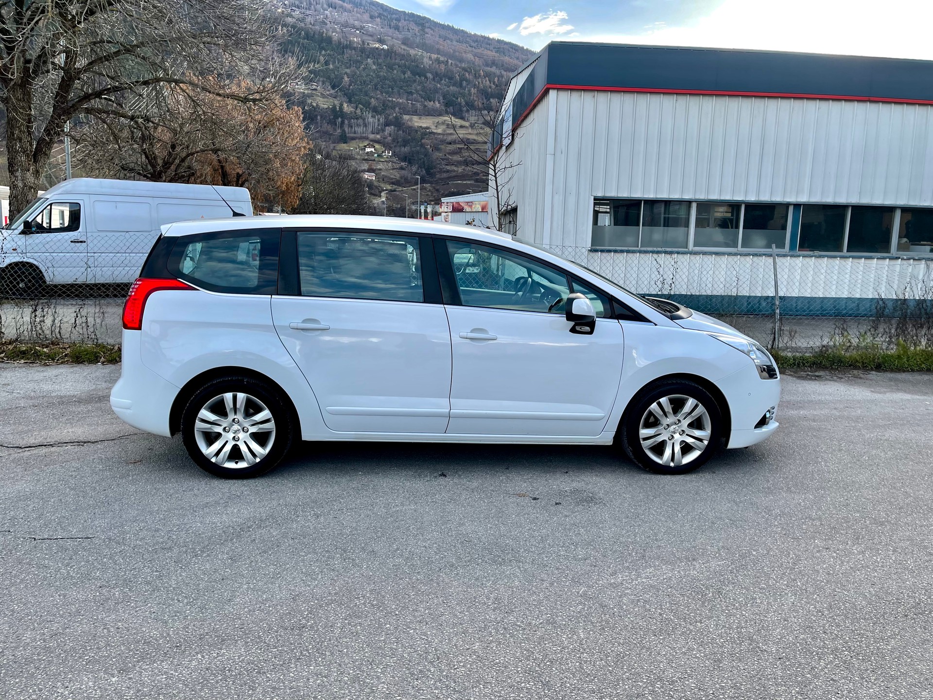 PEUGEOT 5008 1.6 HDI Sport EGS6-image-3