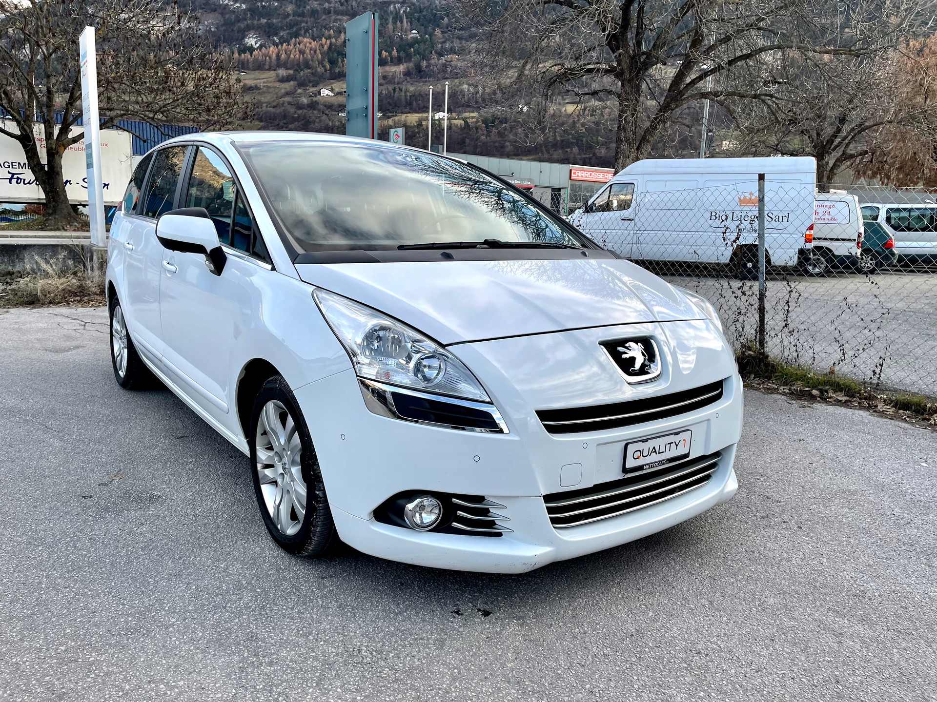 PEUGEOT 5008 1.6 HDI Sport EGS6-image-21