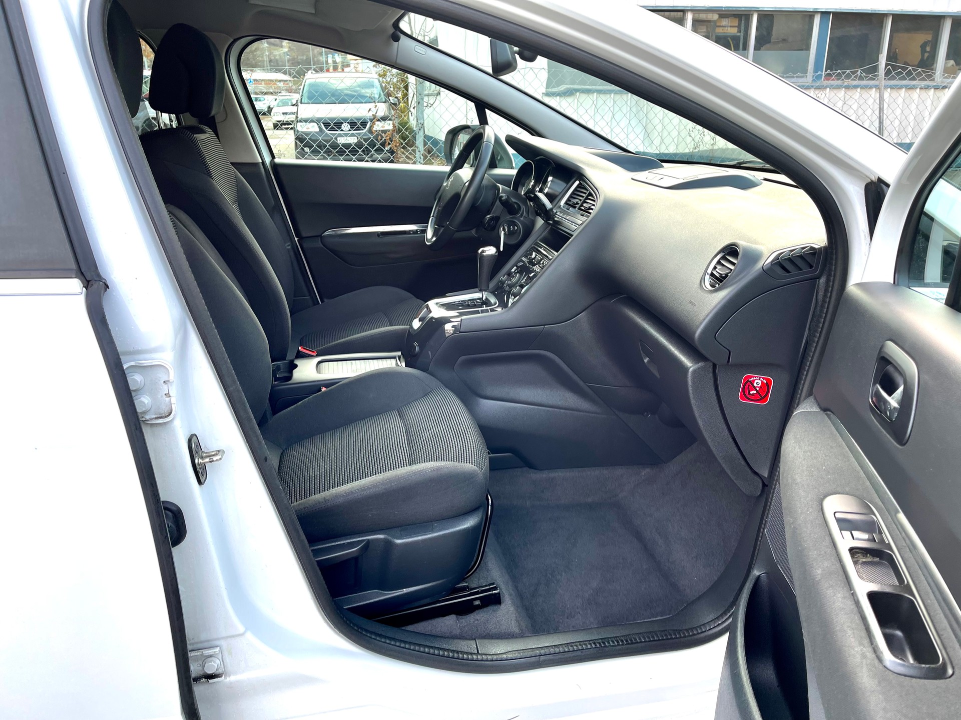 PEUGEOT 5008 1.6 HDI Sport EGS6-image-23