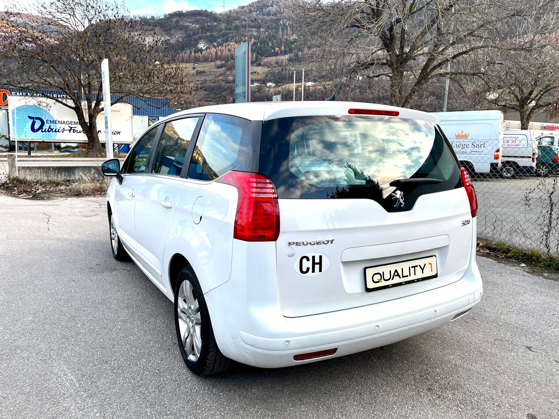 PEUGEOT 5008 1.6 HDI Sport EGS6-image-27