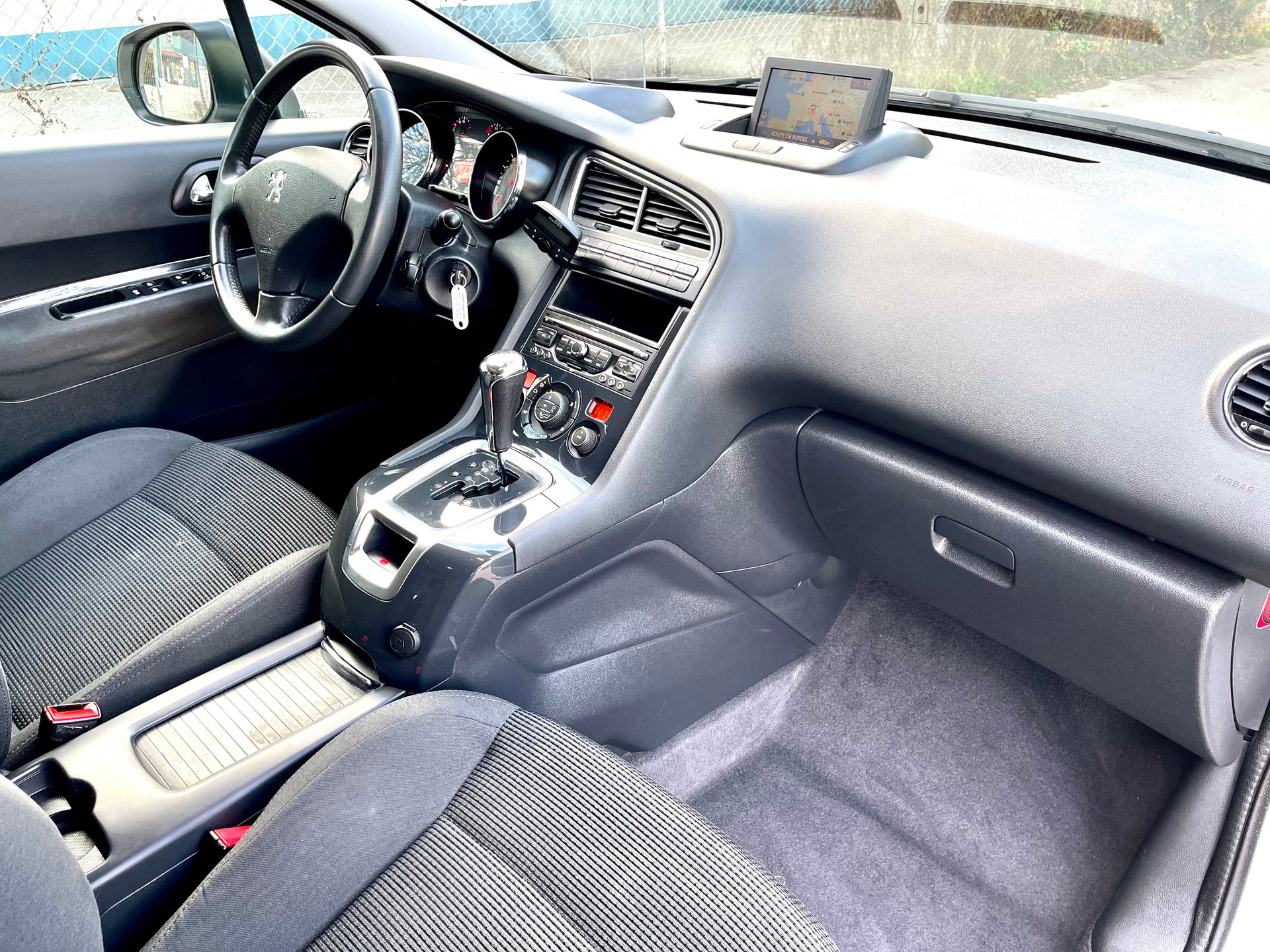 PEUGEOT 5008 1.6 HDI Sport EGS6-image-5