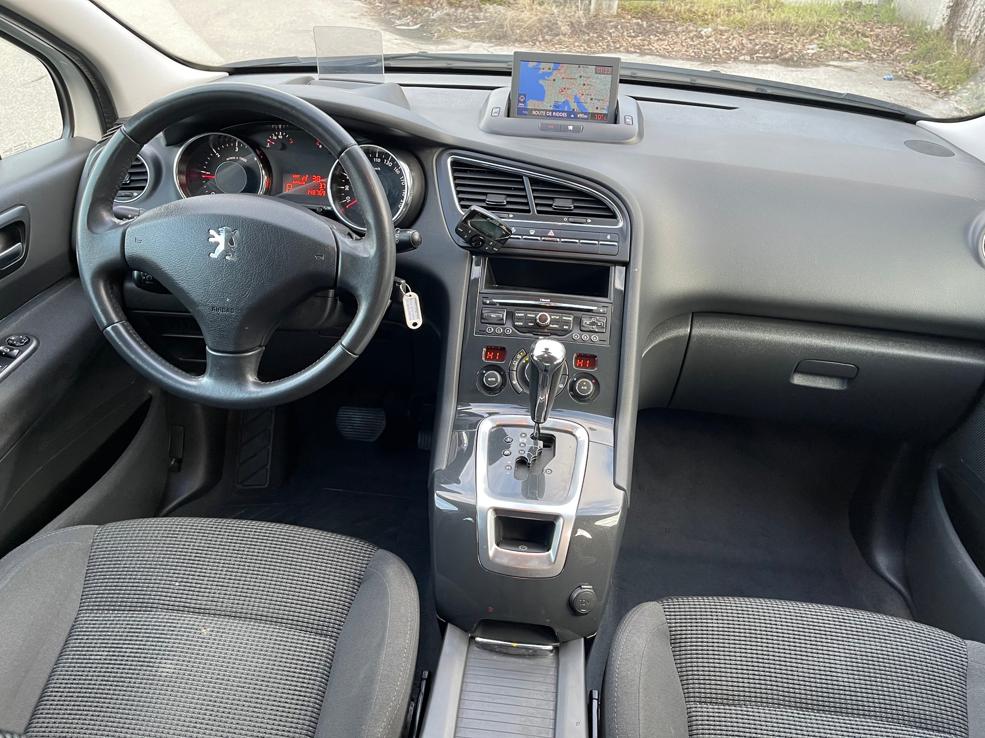 PEUGEOT 5008 1.6 HDI Sport EGS6-image-7