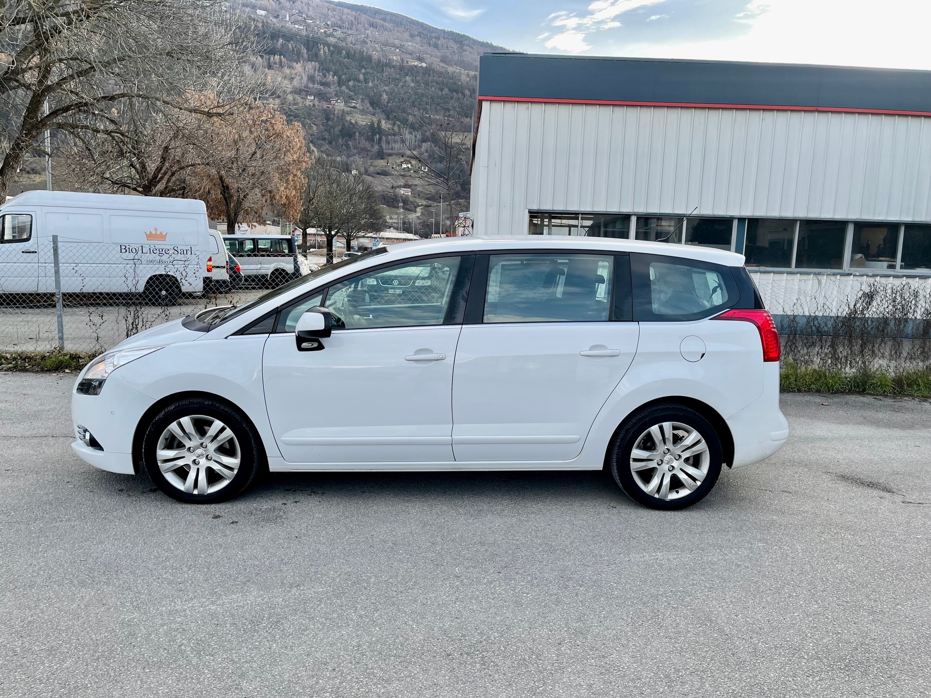 PEUGEOT 5008 1.6 HDI Sport EGS6-image-14