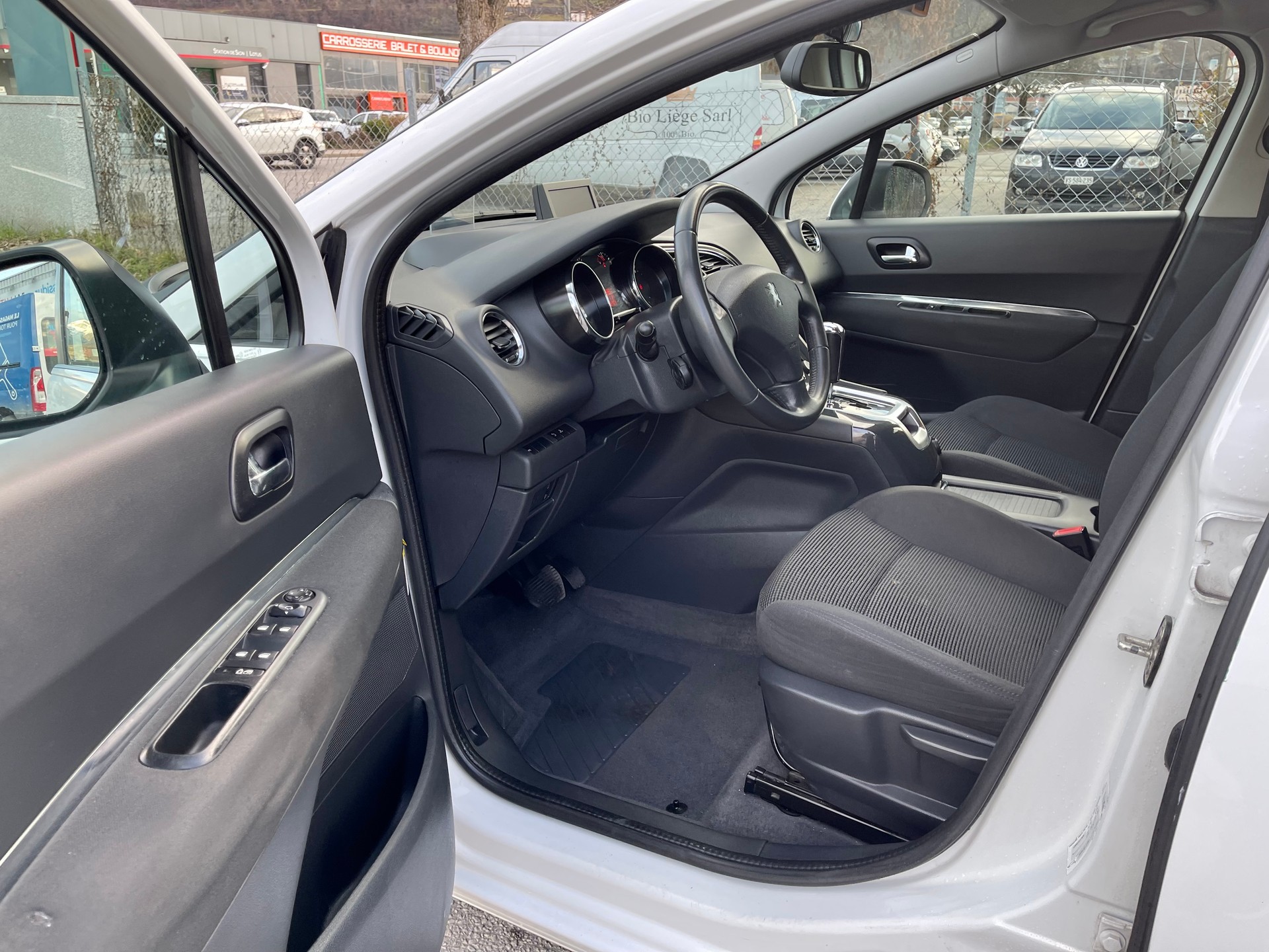 PEUGEOT 5008 1.6 HDI Sport EGS6-image-13
