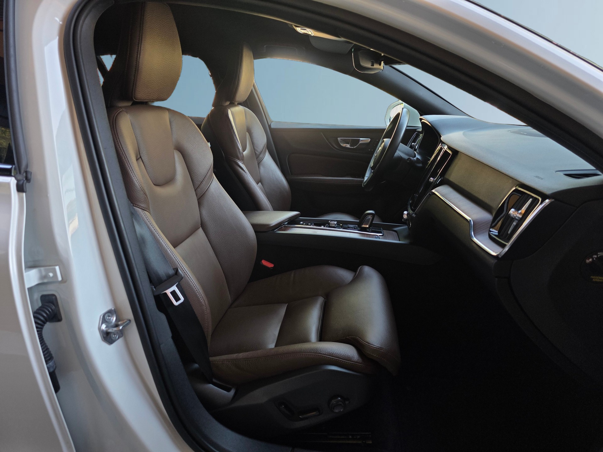 VOLVO V60 Cross Country B4 Diesel Mild Hybrid AWD Geartronic * AHK * Top Ausstattung * CH-Fahrzeug *-image-17