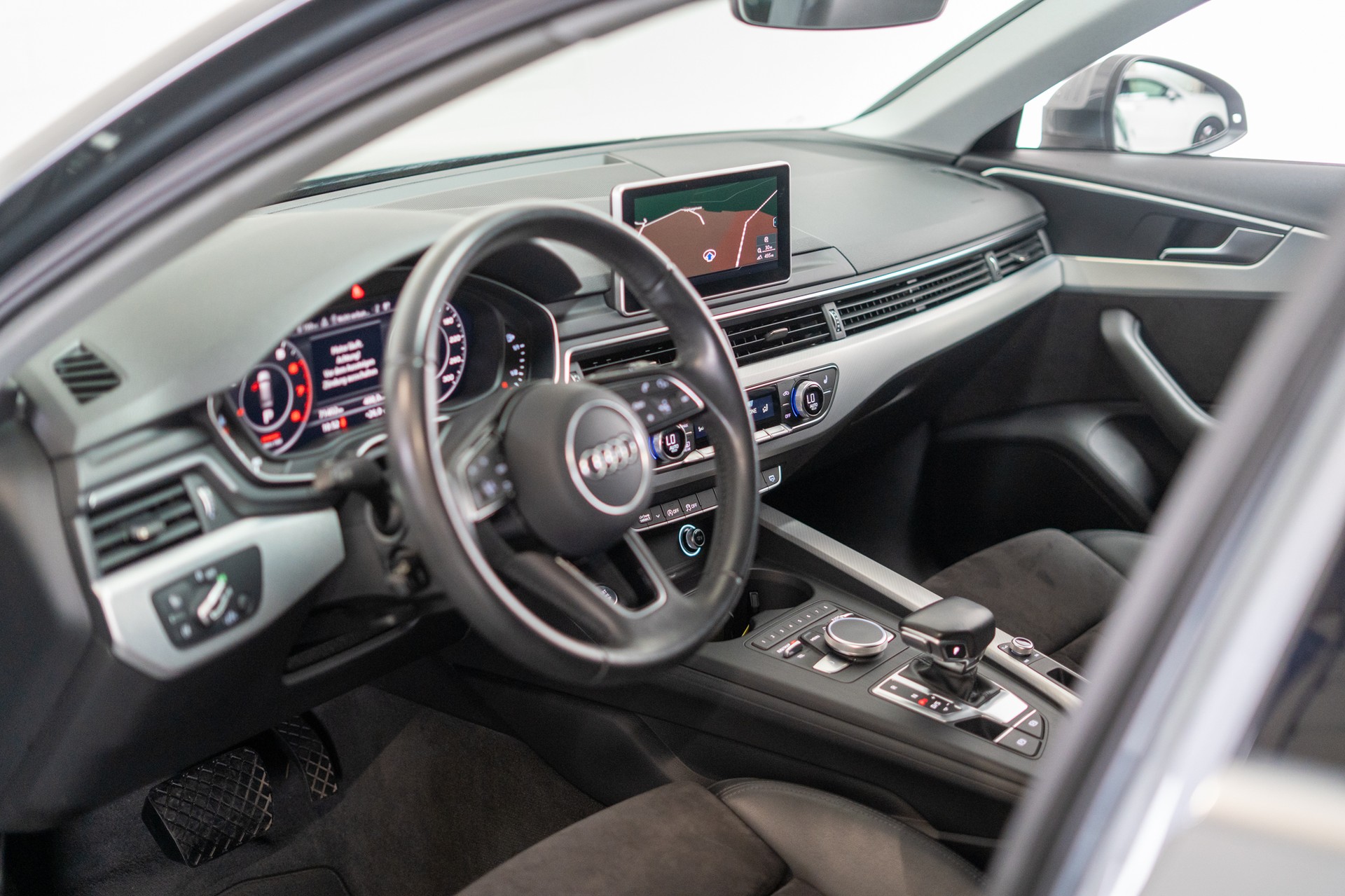 AUDI A4 Avant 2.0 TFSI 190 ultra Sport S-Tronic / CH-Fahrzeug / Virtual Cockpit / Tempomat-image-8