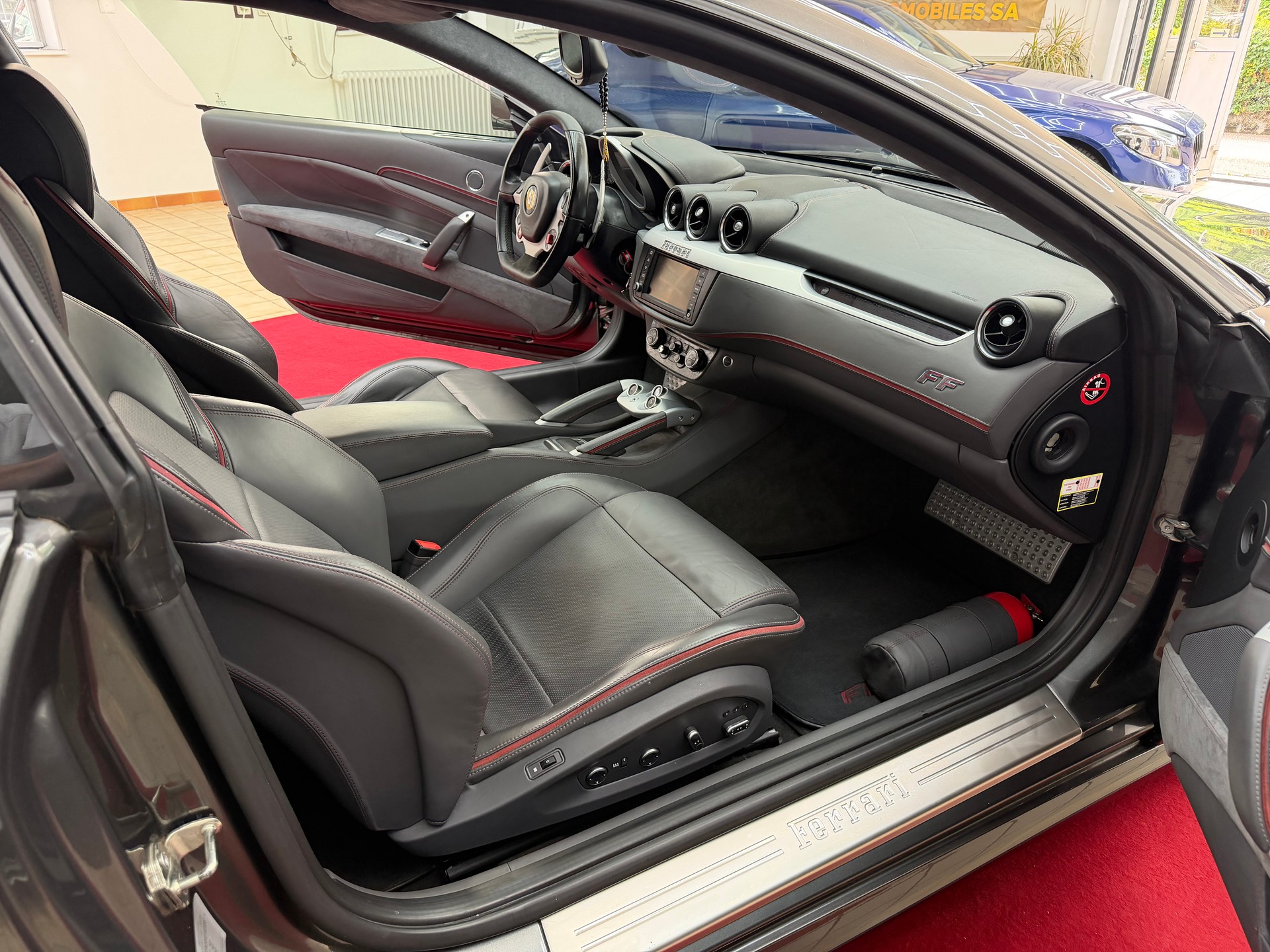 FERRARI FF-image-12
