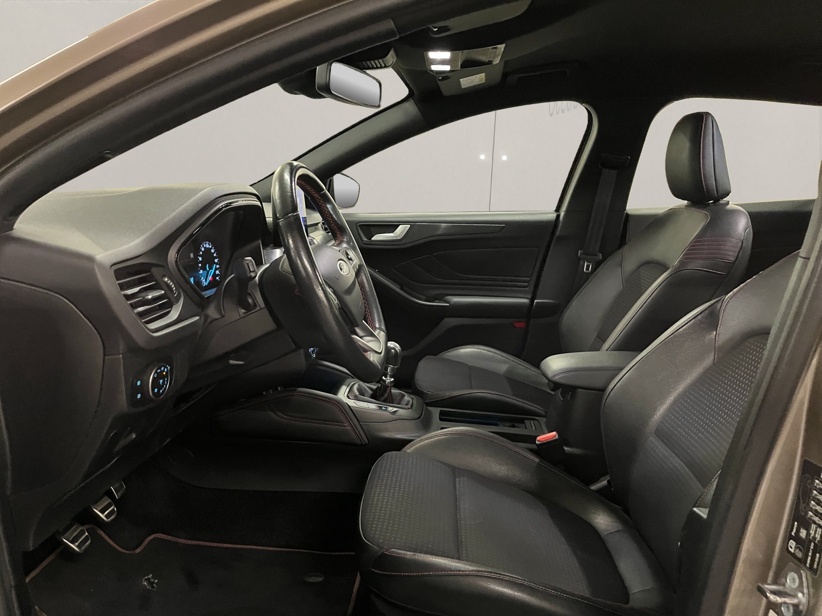 FORD Focus Station Wagon 1.0i EcoB 125 ST-Line-image-6