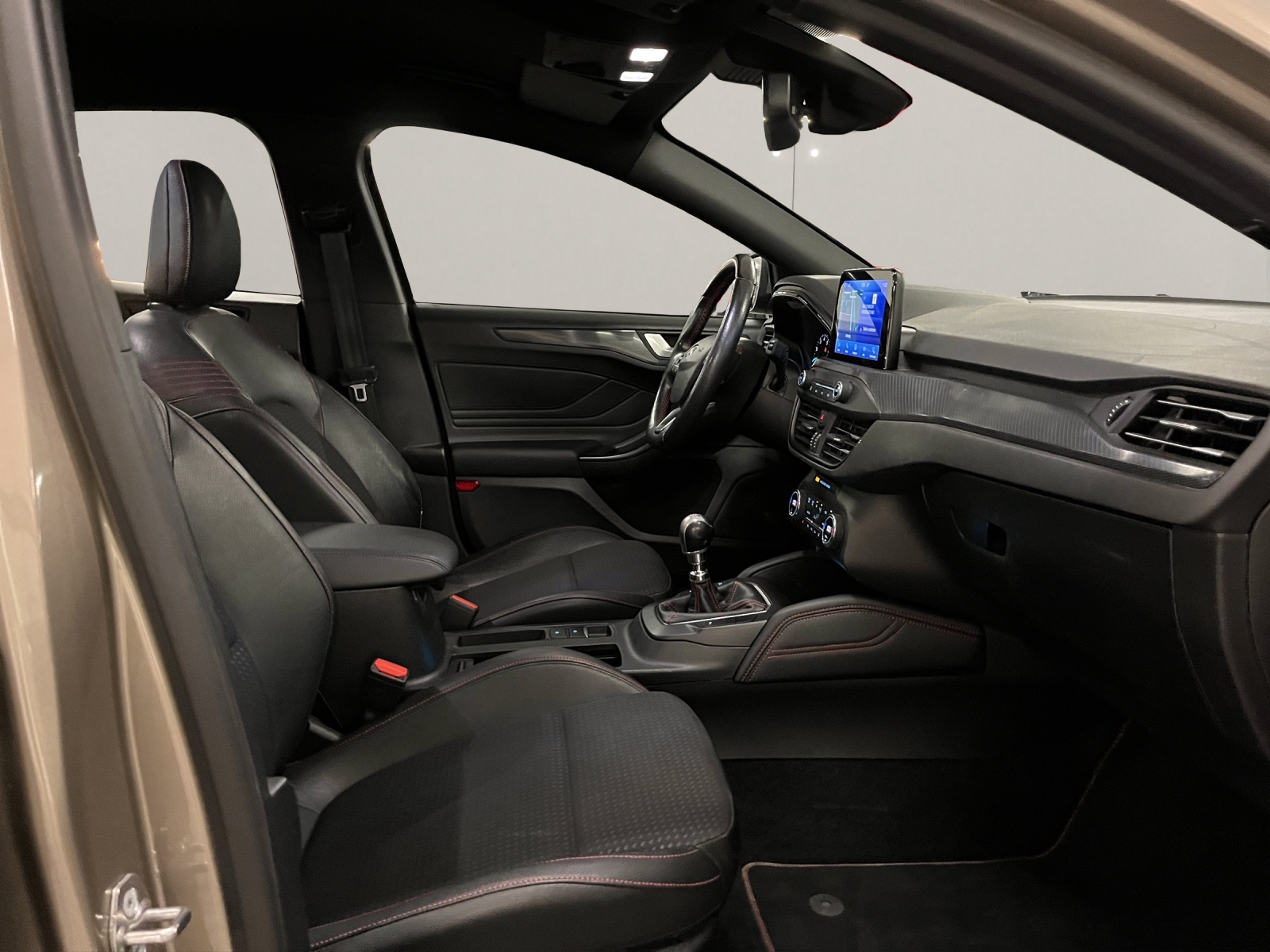 FORD Focus Station Wagon 1.0i EcoB 125 ST-Line-image-12