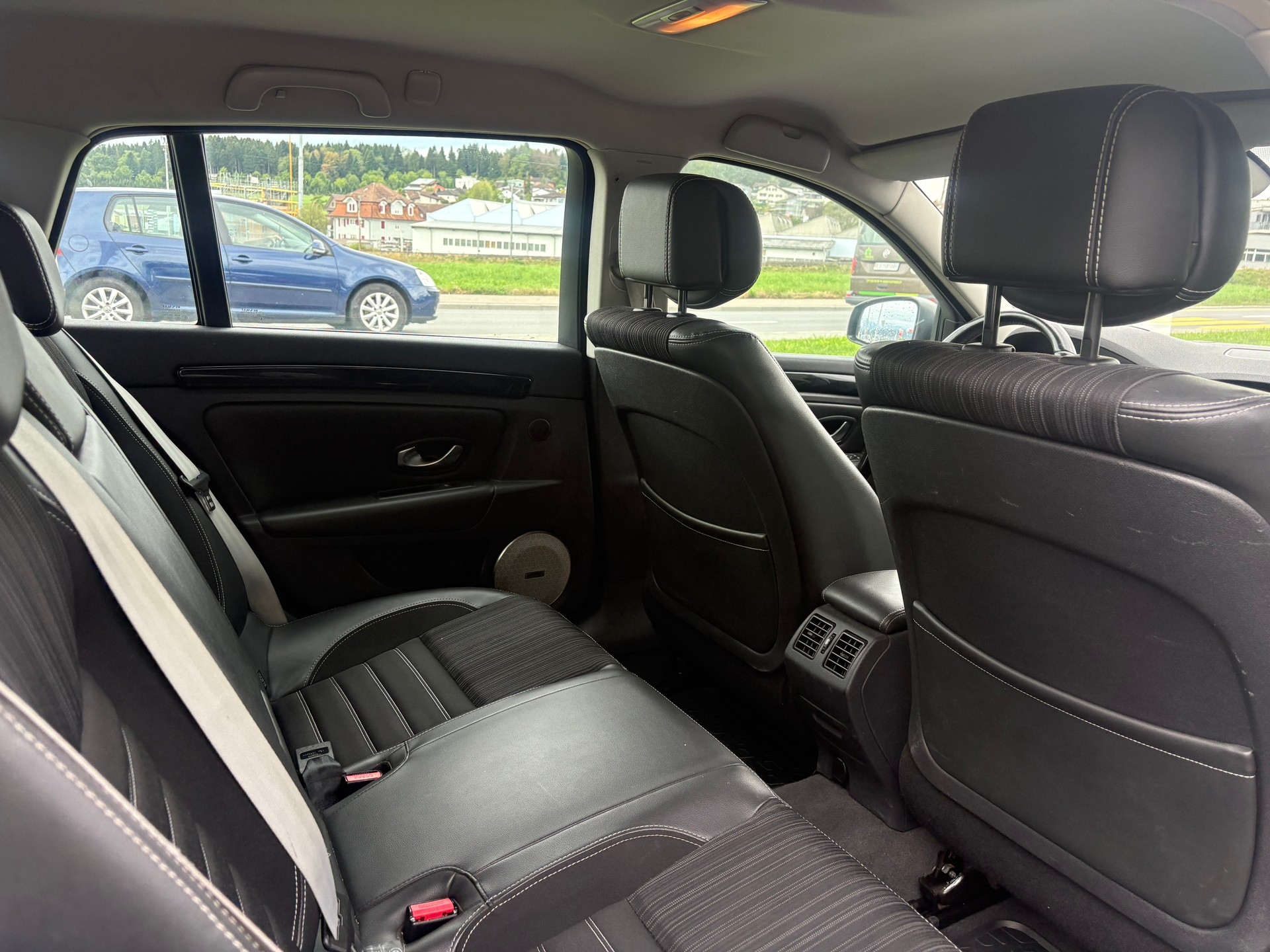 RENAULT Laguna Grandtour 1.5 dCi Bose EDC-image-10