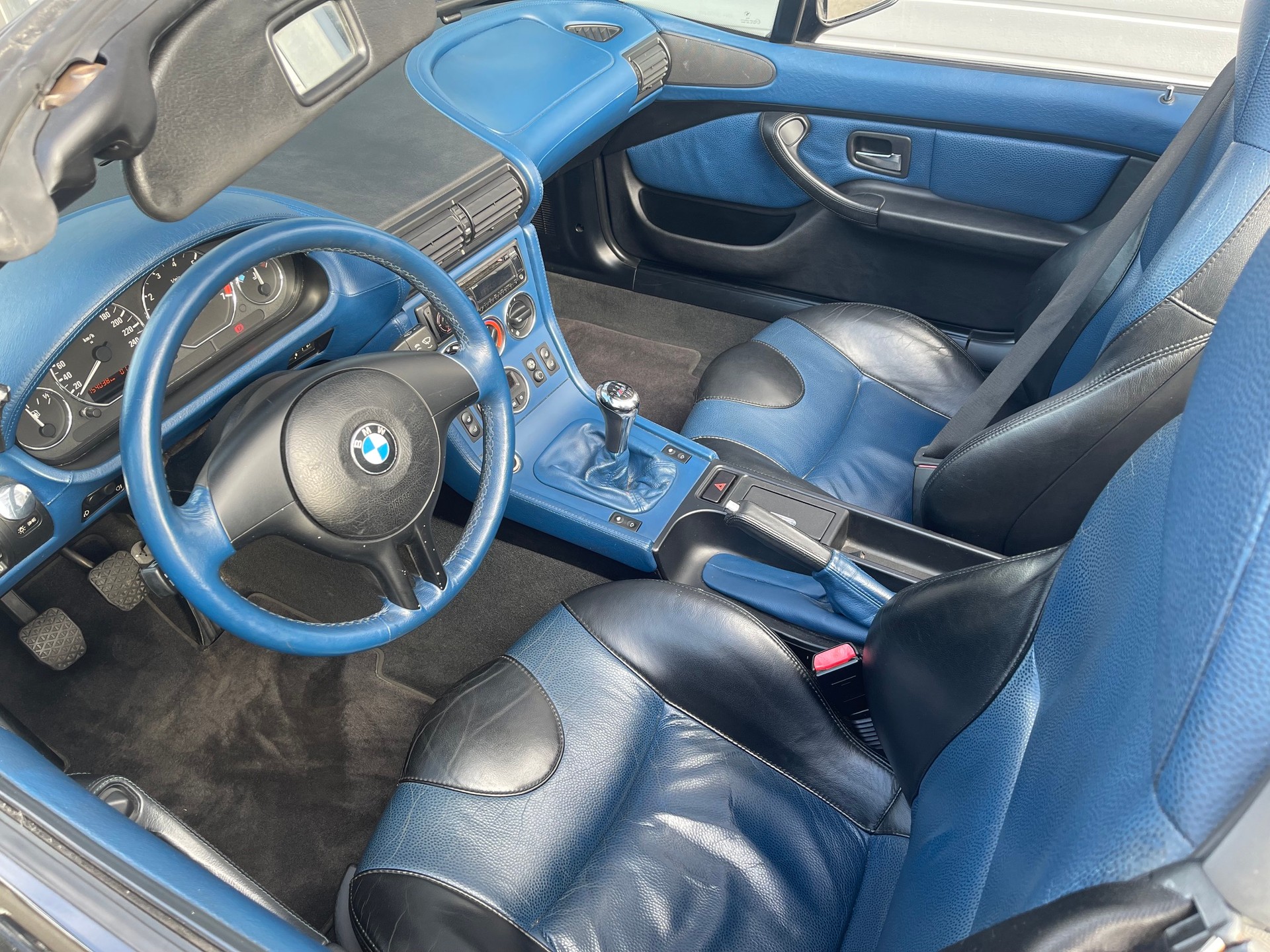 BMW Z3 3.0i Roadster-showroom-element-3