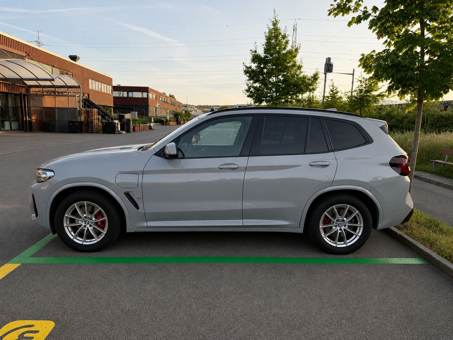 BMW 30e xDrive-image-1