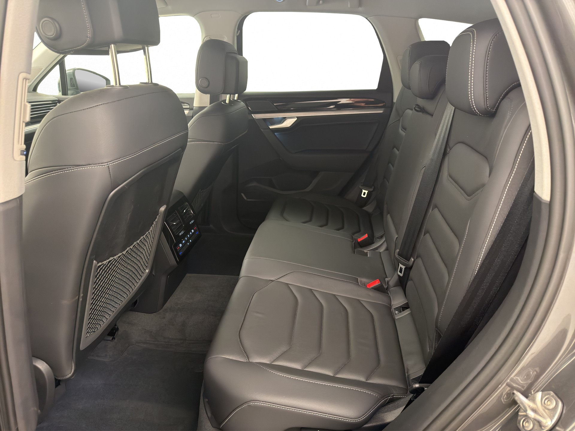 VW Touareg 3.0 V6 TDI-image-17