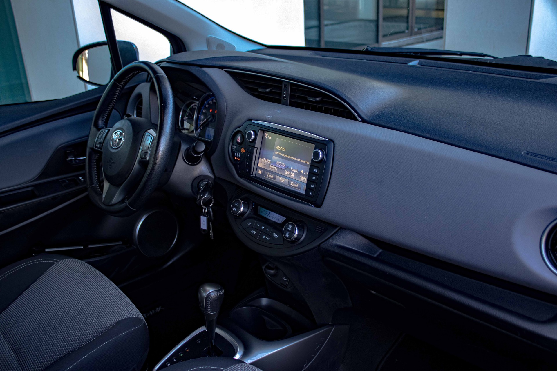 TOYOTA Yaris 1.5 VVT-i Hybrid Edition S e-CVT-image-17