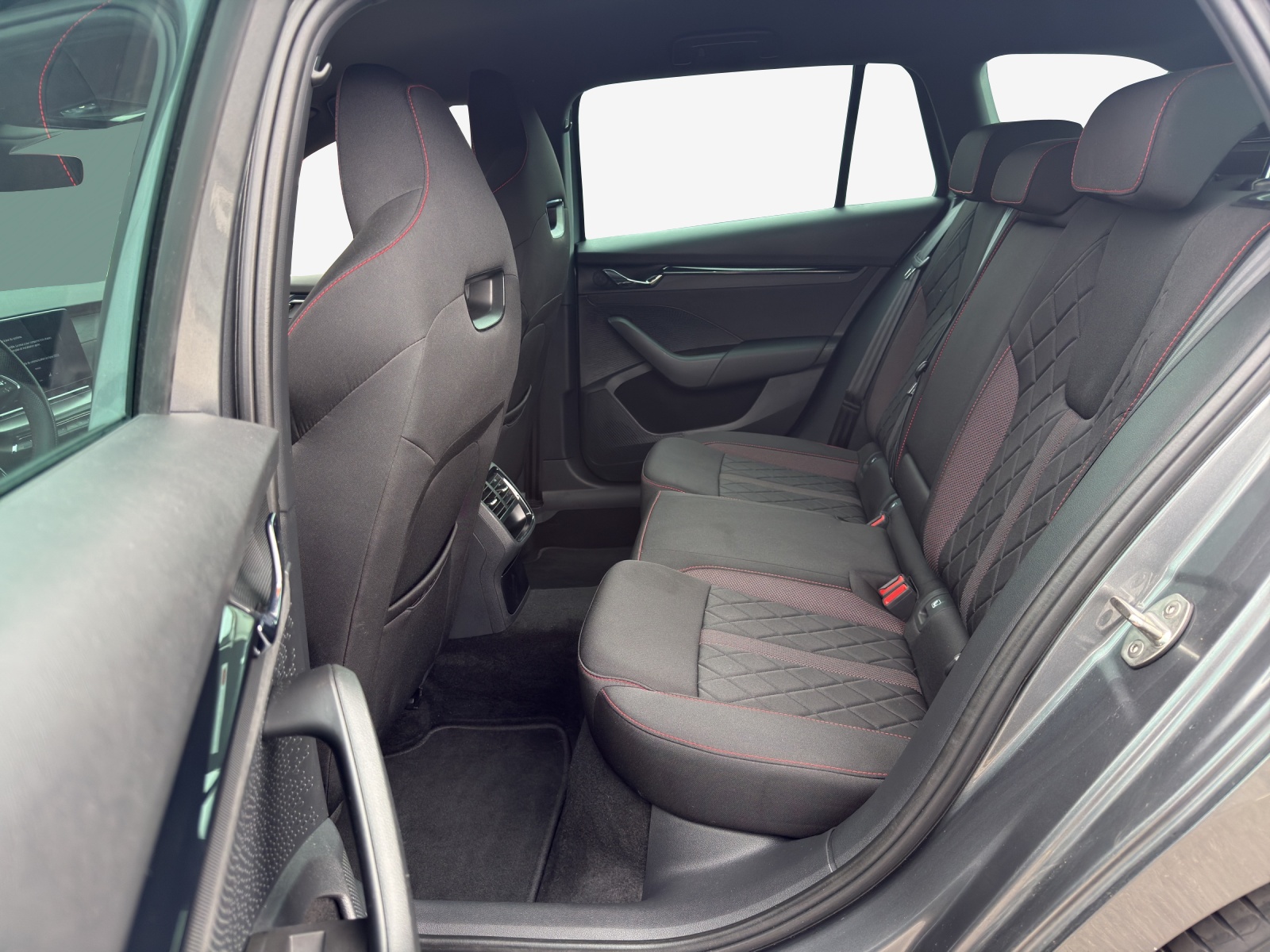 SKODA Octavia Combi 2.0 TDI DSG RS 4x4-image-11
