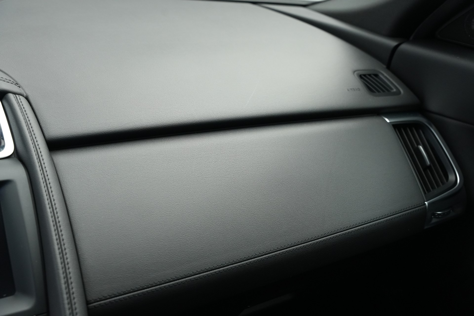 JAGUAR E-Pace 2.0d D150 S AWD Automatik-image-25