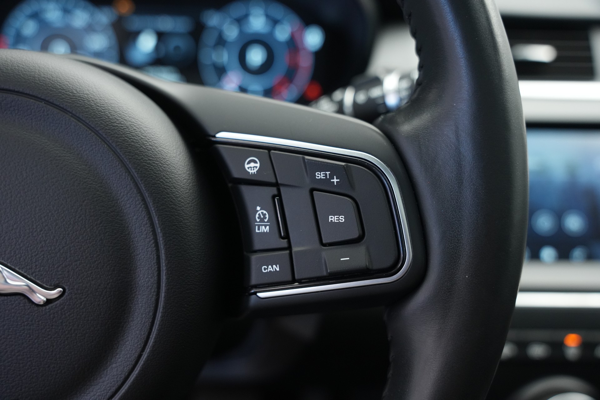 JAGUAR E-Pace 2.0d D150 S AWD Automatik-image-21