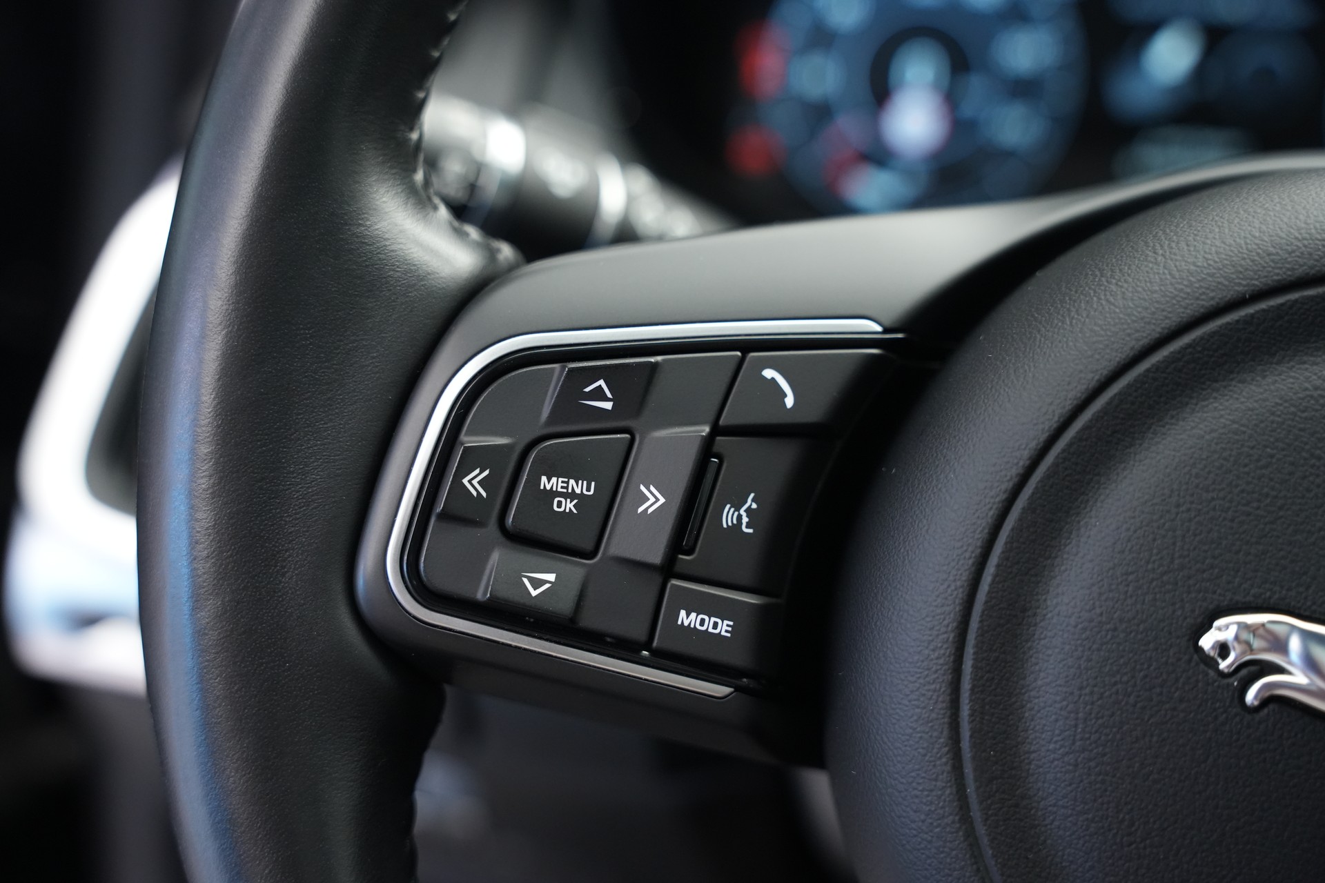 JAGUAR E-Pace 2.0d D150 S AWD Automatik-image-22