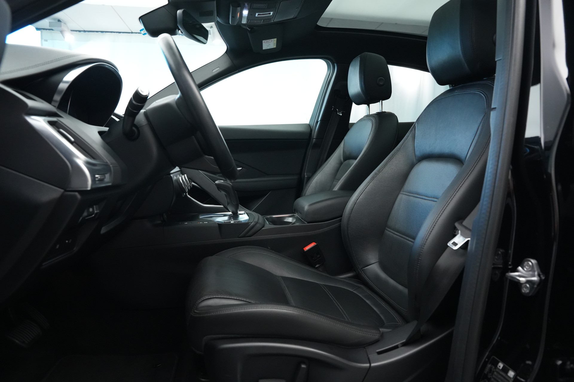 JAGUAR E-Pace 2.0d D150 S AWD Automatik-image-12