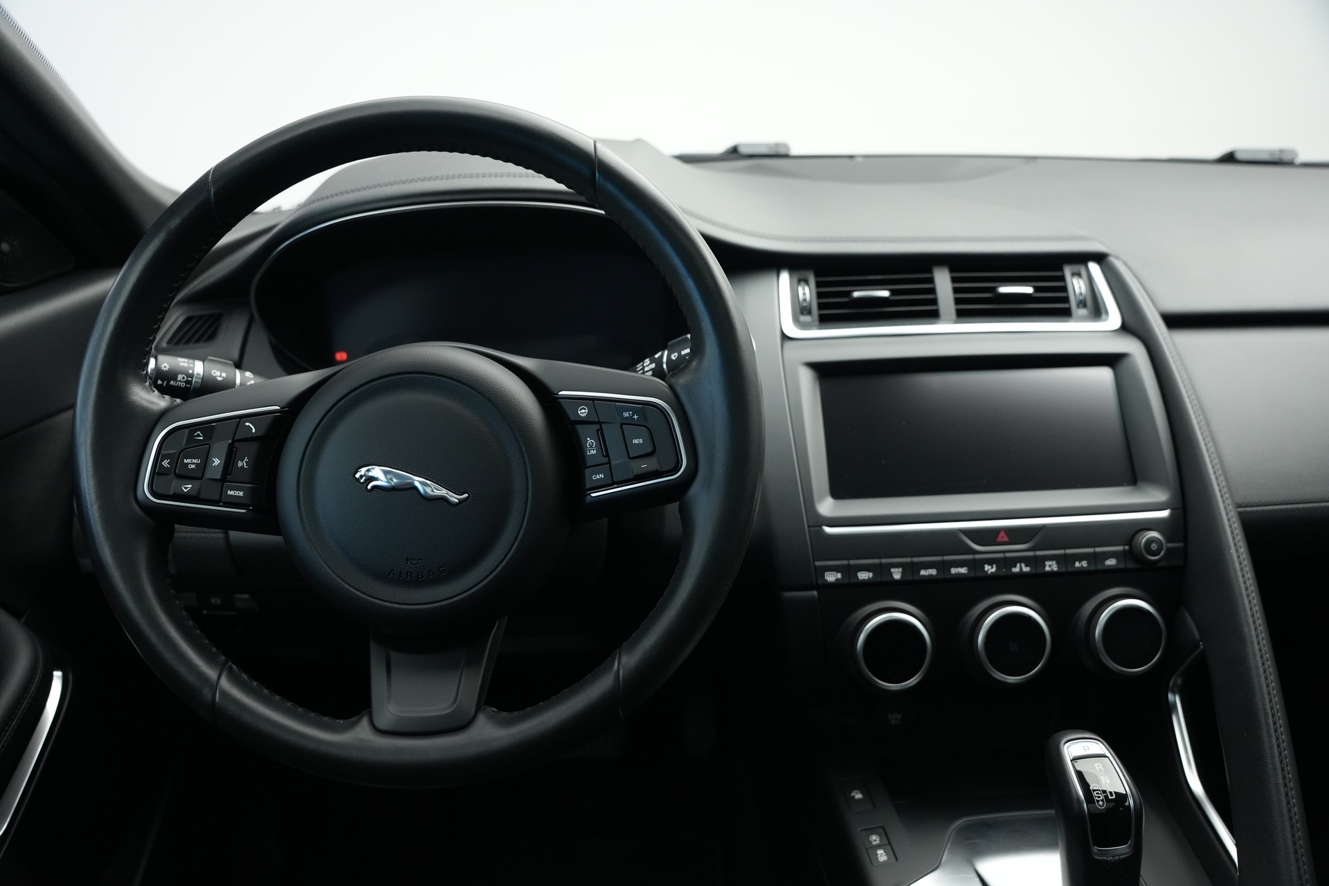 JAGUAR E-Pace 2.0d D150 S AWD Automatik-image-18