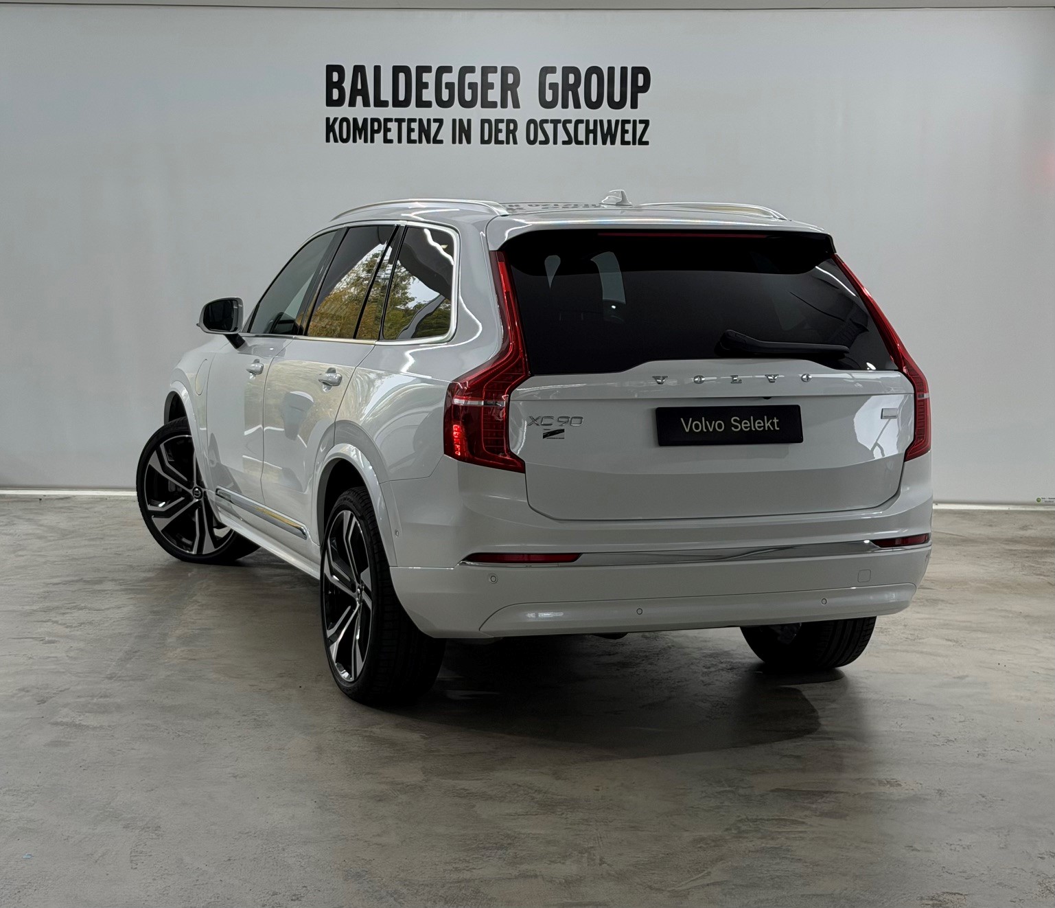 VOLVO XC90 2.0 T8 TE Ultimate Bright-showroom-element-1