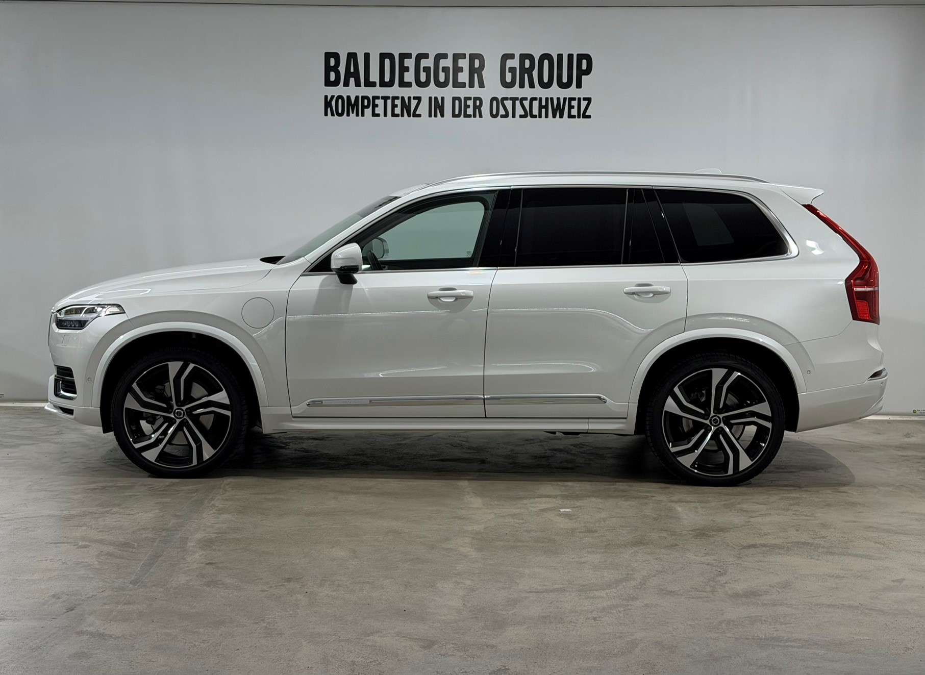 VOLVO XC90 2.0 T8 TE Ultimate Bright-showroom-element-2