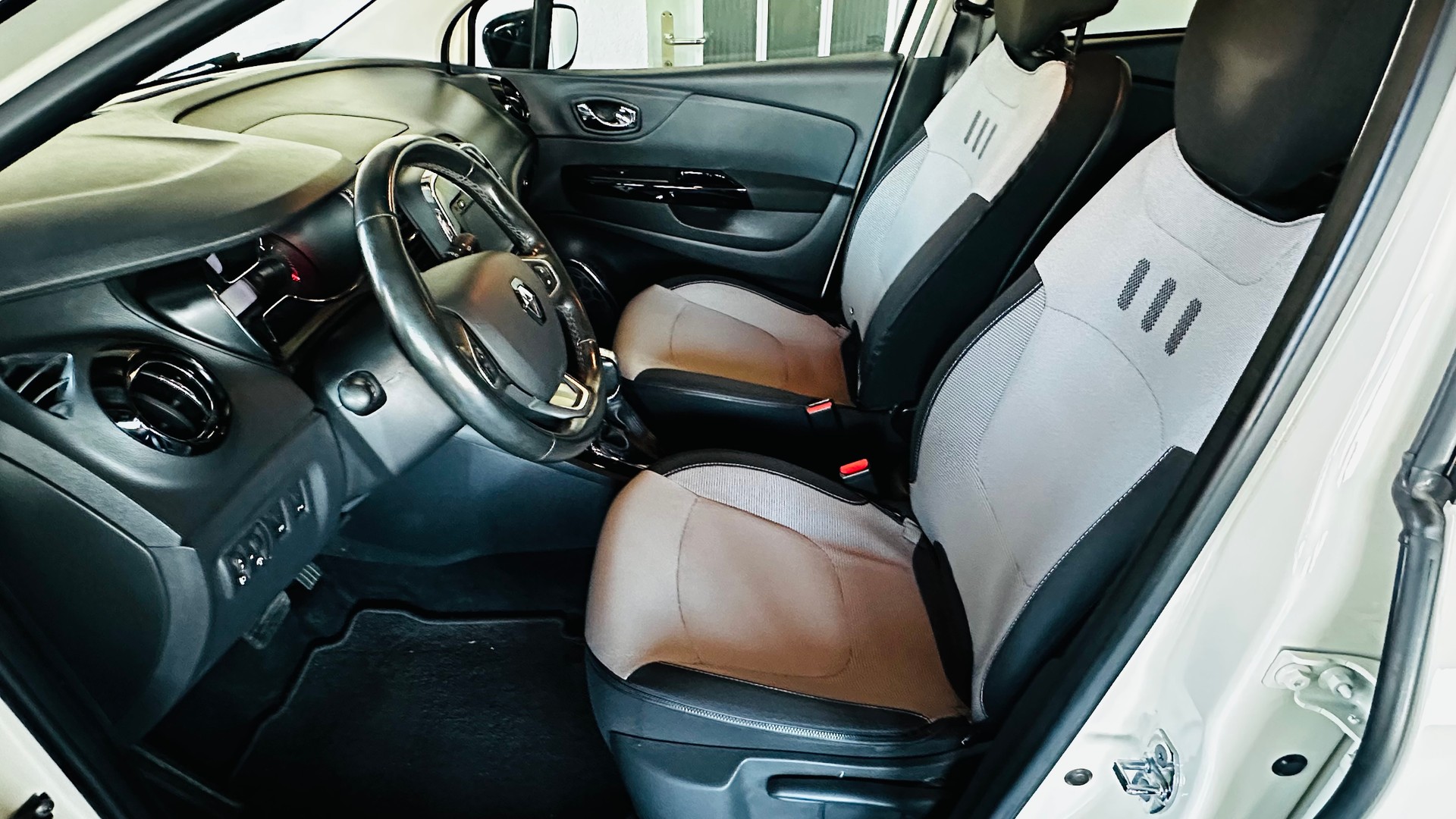 RENAULT Captur 1.2 T 16V Intens EDC-image-11