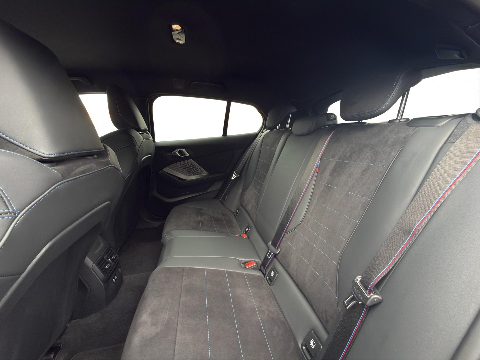 BMW 118d M Sport PRO Steptronic * MASSAGESITZE * 360° KAMERA * HEAD-UP DISPLAY * LED-SCHEINWERFER *-image-30