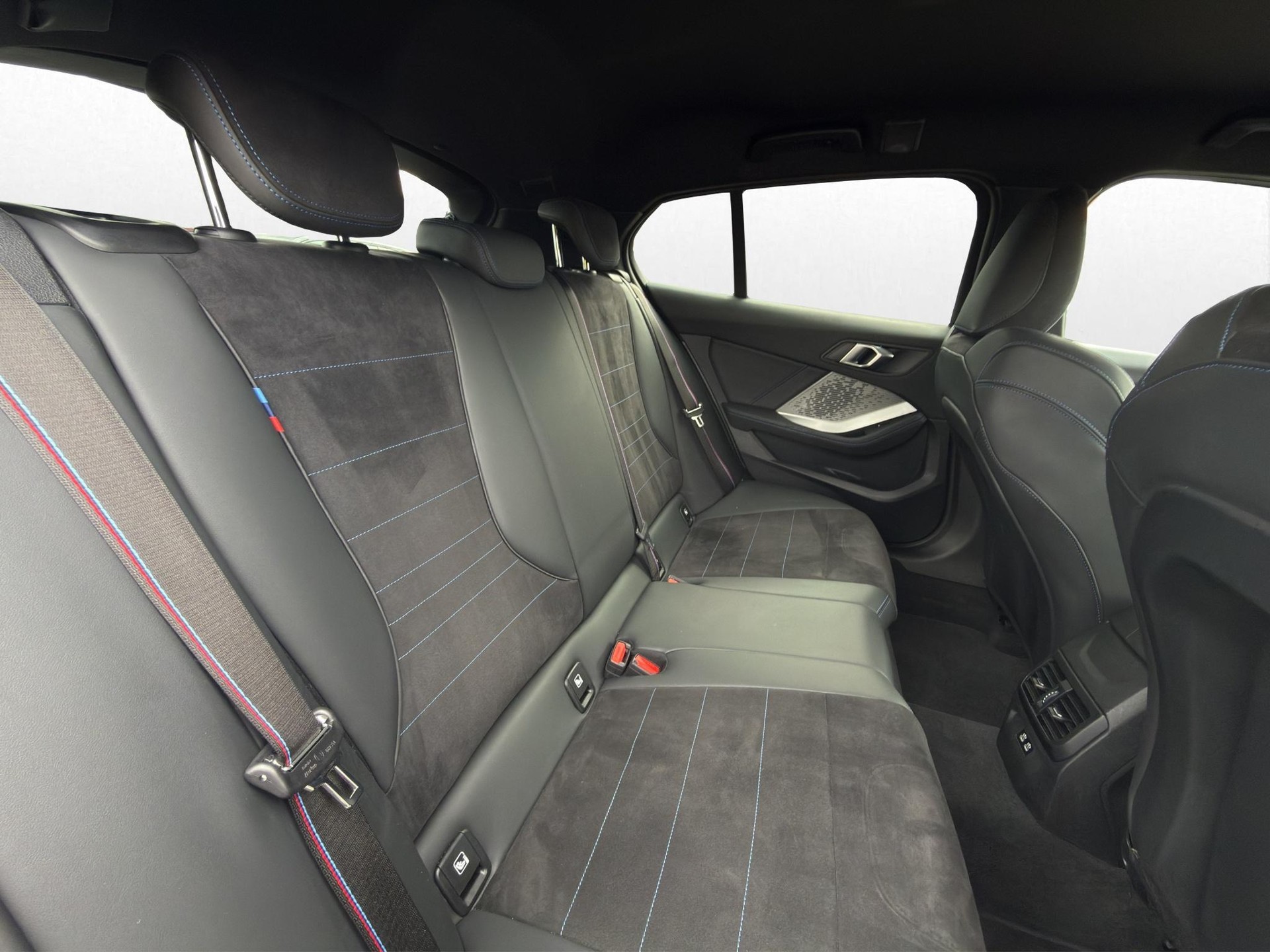 BMW 118d M Sport PRO Steptronic * MASSAGESITZE * 360° KAMERA * HEAD-UP DISPLAY * LED-SCHEINWERFER *-image-31