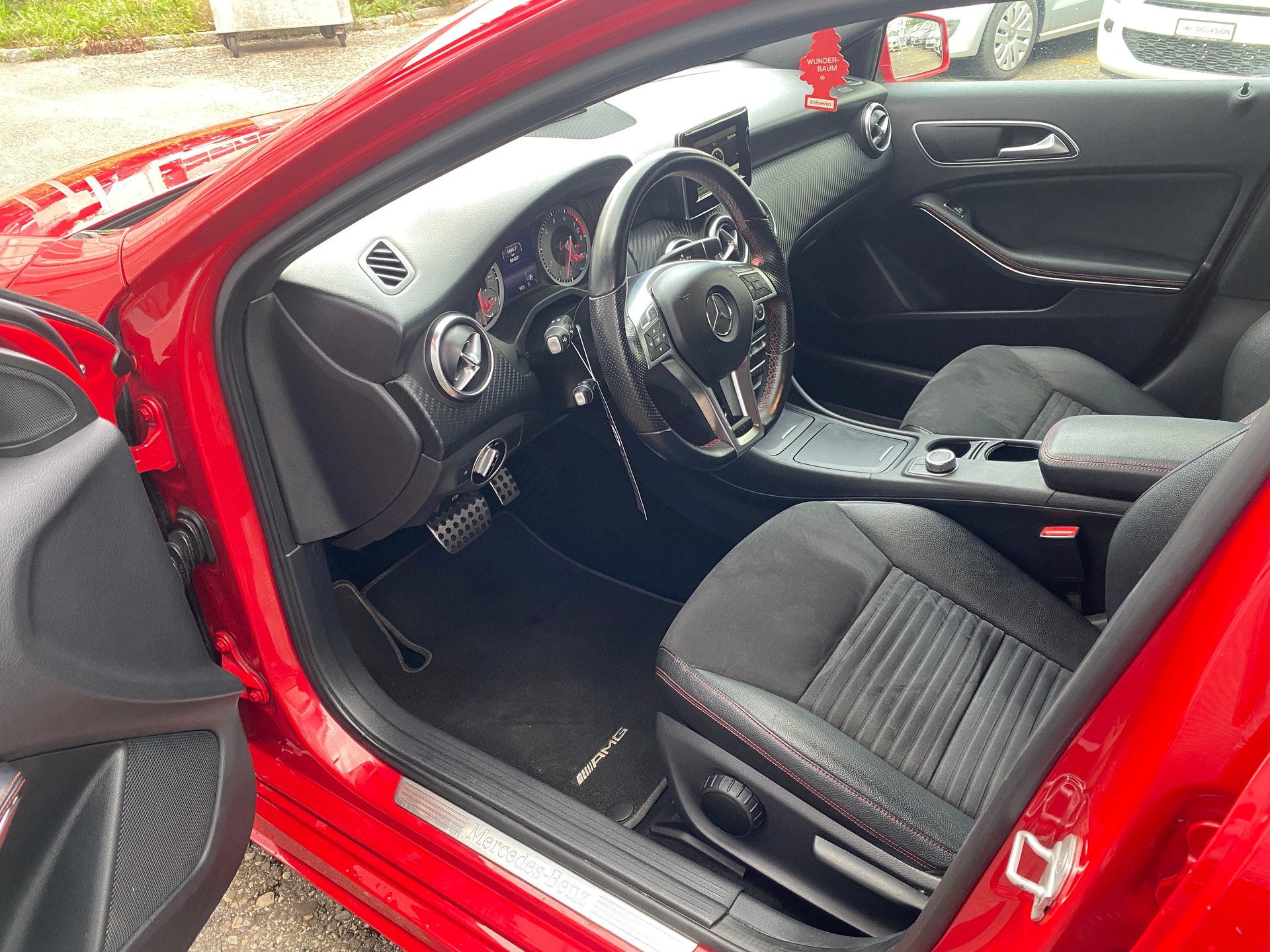 MERCEDES-BENZ A 200 AMG Line-image-9