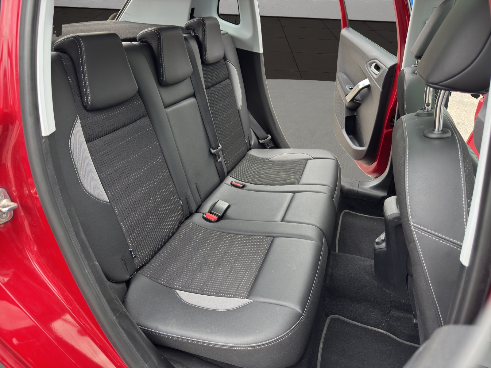 PEUGEOT 2008 1.6 BlueHDi Allure-image-17