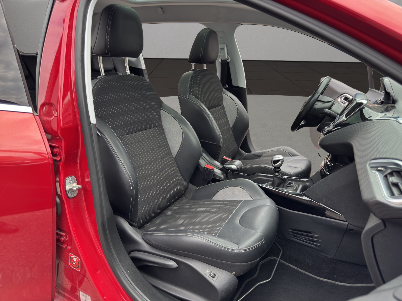 PEUGEOT 2008 1.6 BlueHDi Allure-image-16
