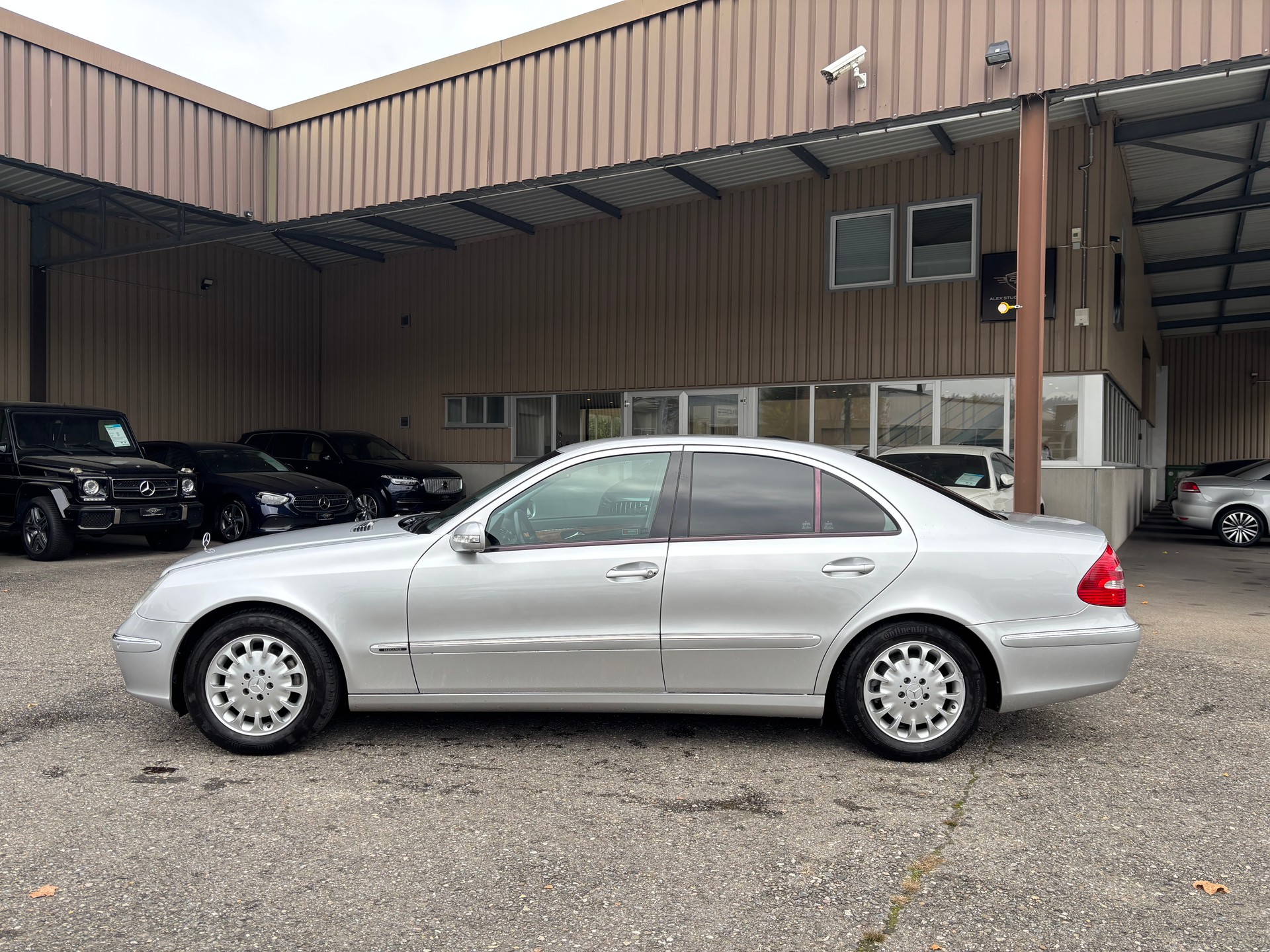 MERCEDES-BENZ E 240 Elégance-showroom-element-3