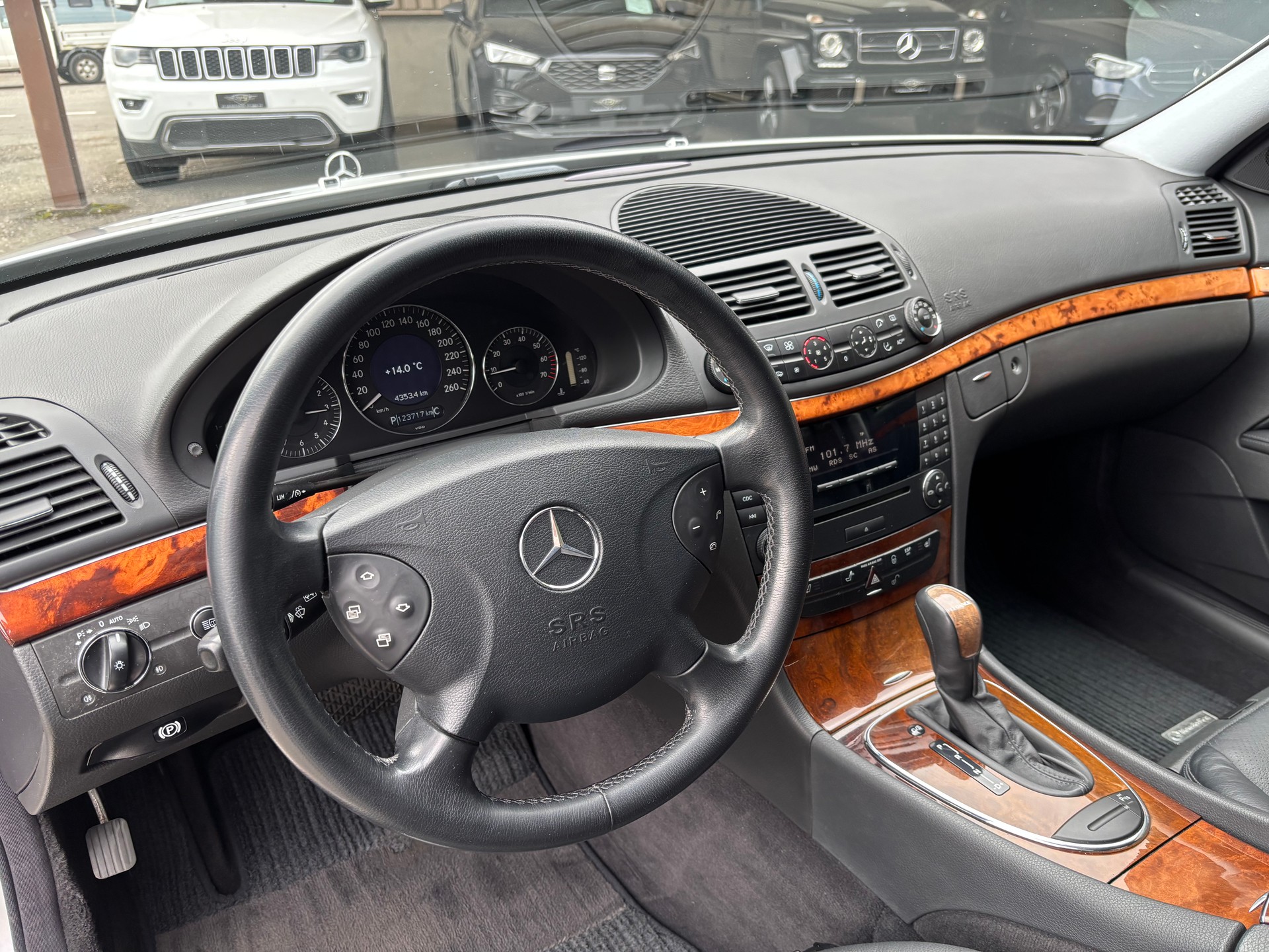 MERCEDES-BENZ E 240 Elégance-image-9