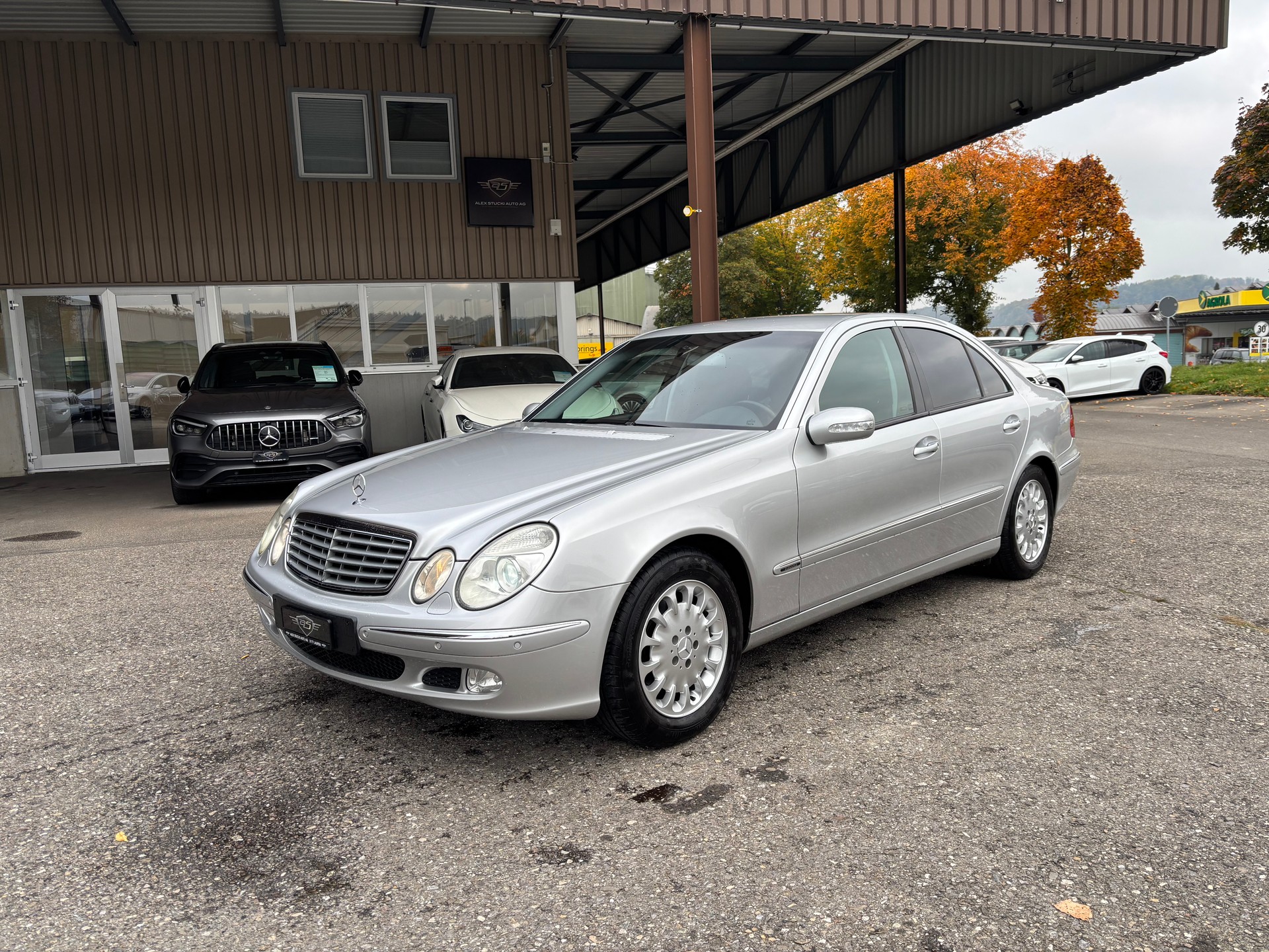 MERCEDES-BENZ E 240 Elégance-showroom-element-2