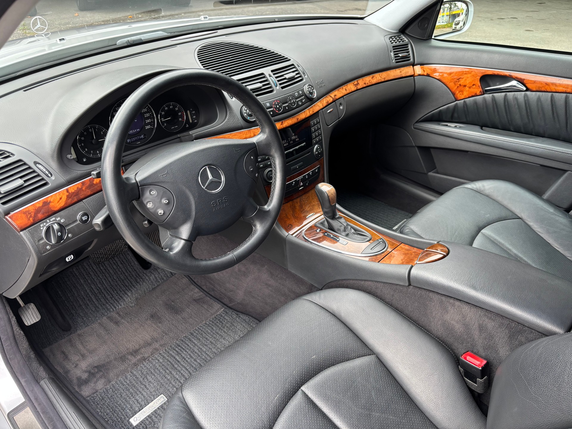 MERCEDES-BENZ E 240 Elégance-image-8