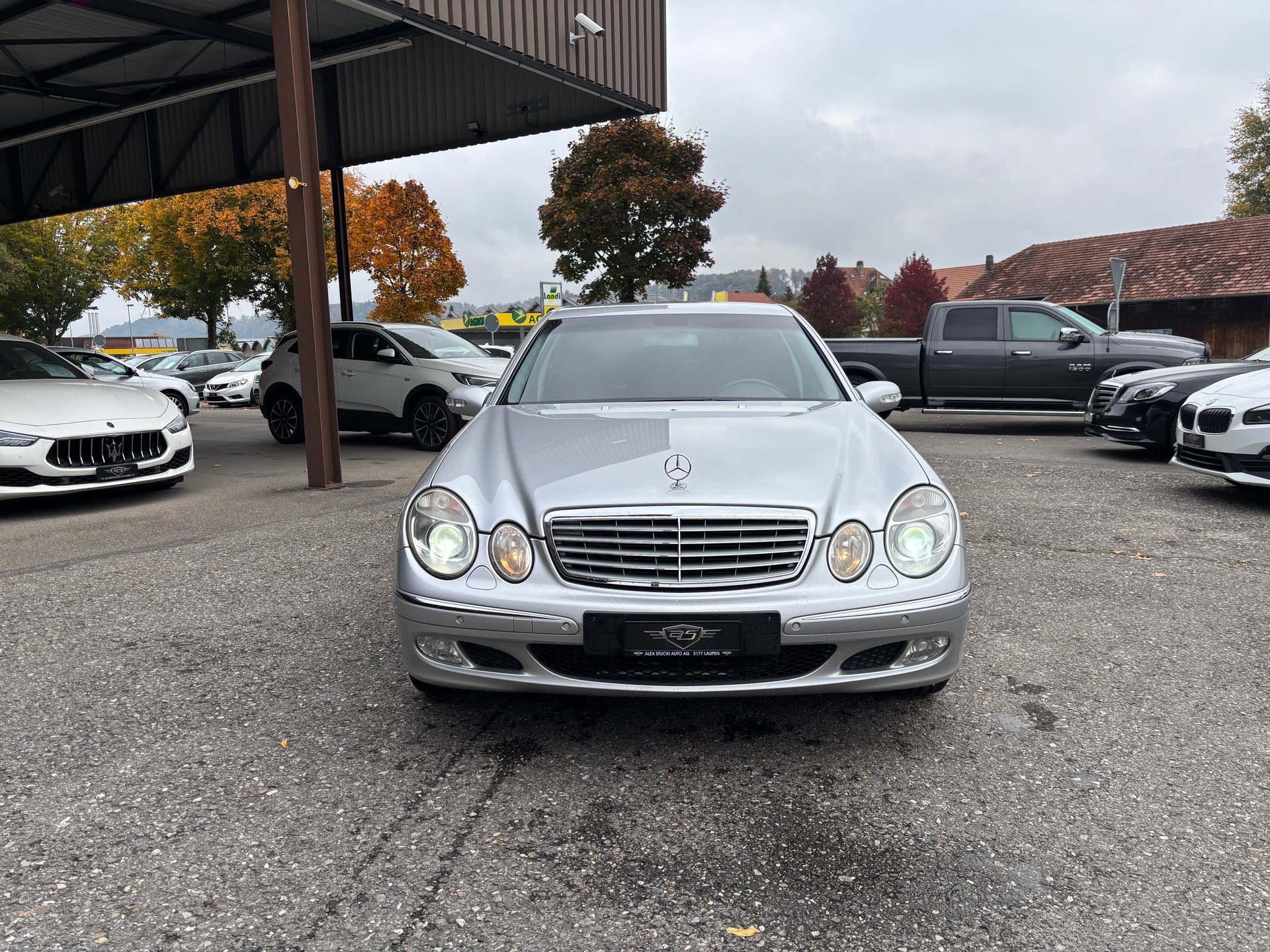 MERCEDES-BENZ E 240 Elégance-showroom-element-1