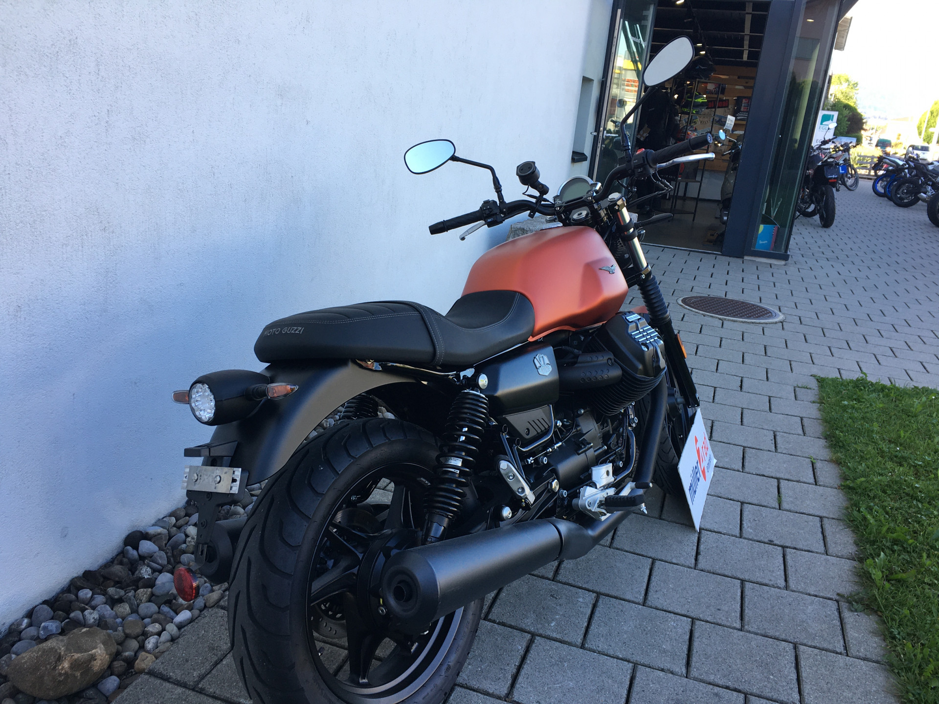 MOTO GUZZI V7 850 Stone-showroom-element-2