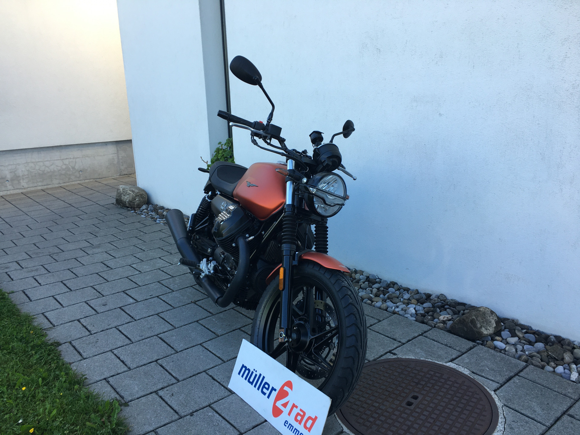 MOTO GUZZI V7 850 Stone-showroom-element-1