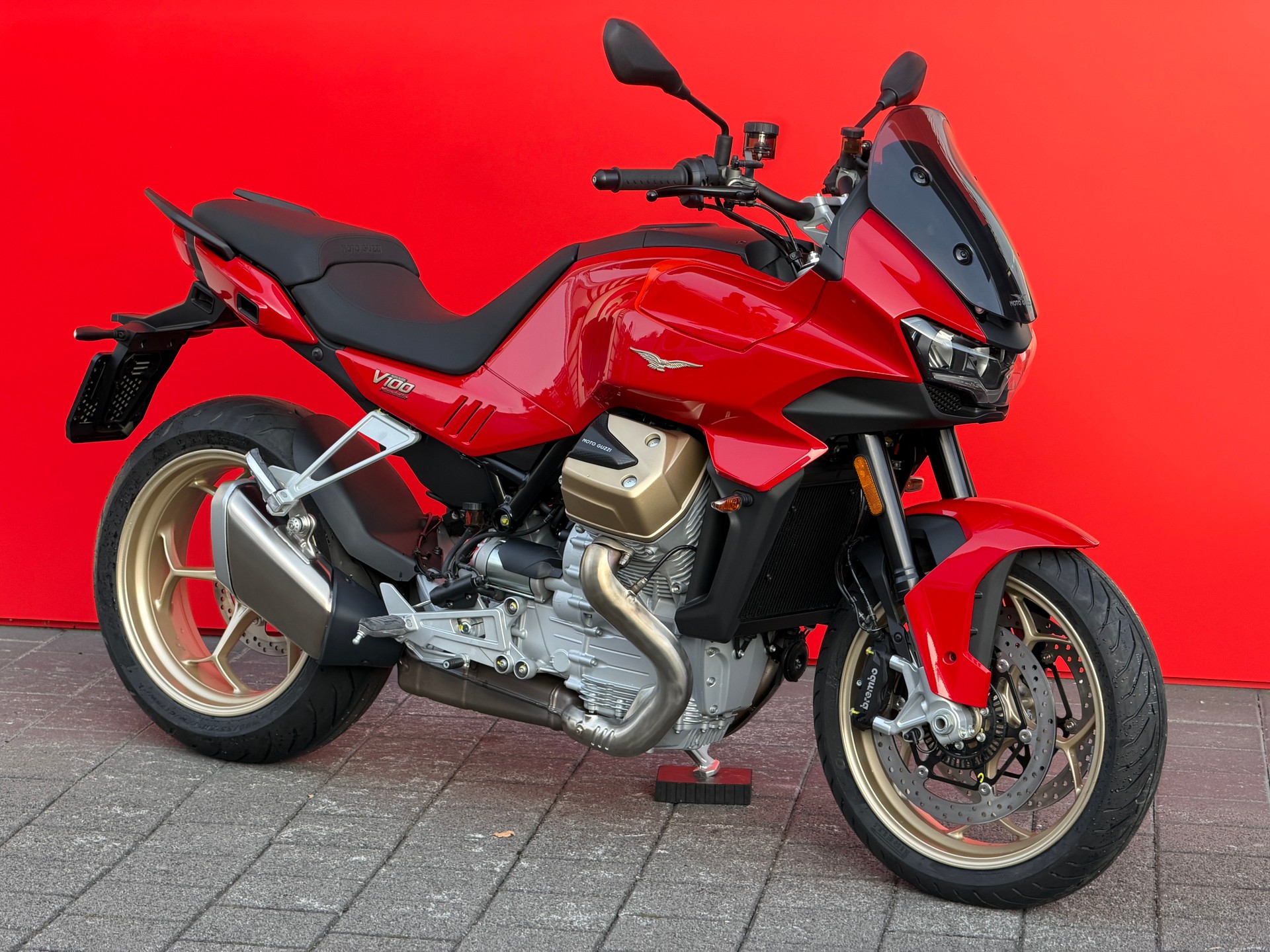 MOTO GUZZI V100 Mandello-showroom-element-2