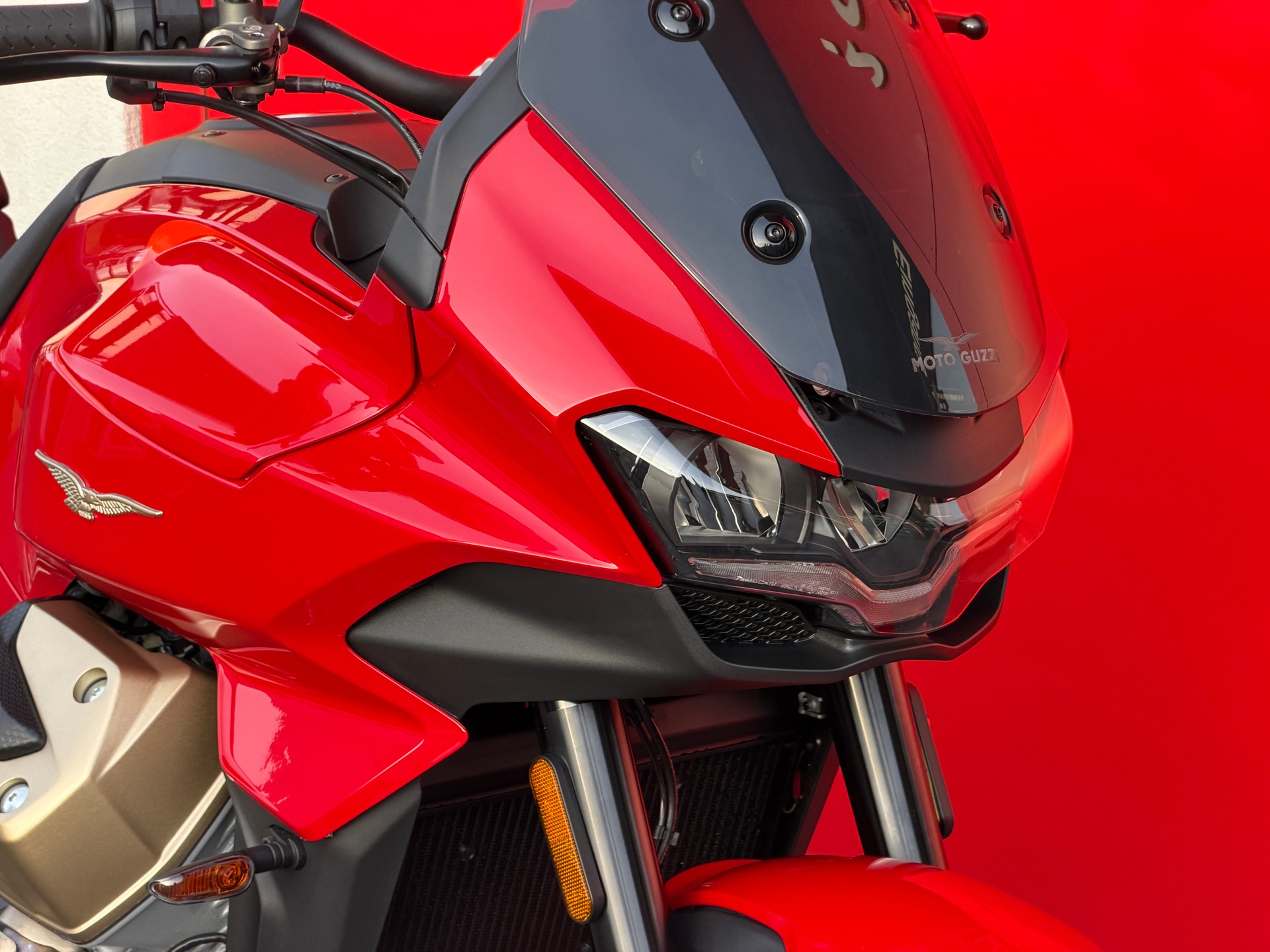 MOTO GUZZI V100 Mandello-showroom-element-3