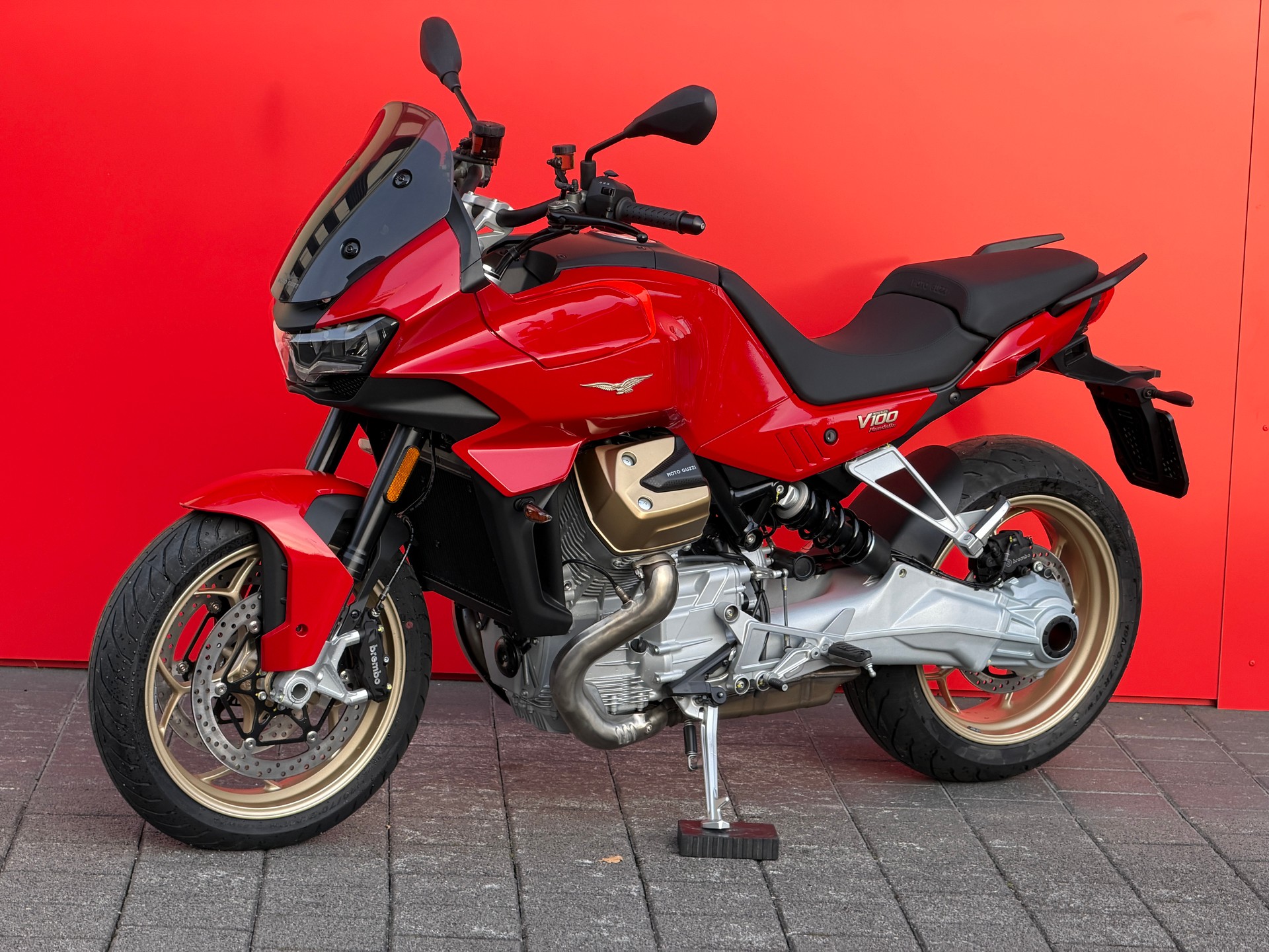 MOTO GUZZI V100 Mandello-showroom-element-1