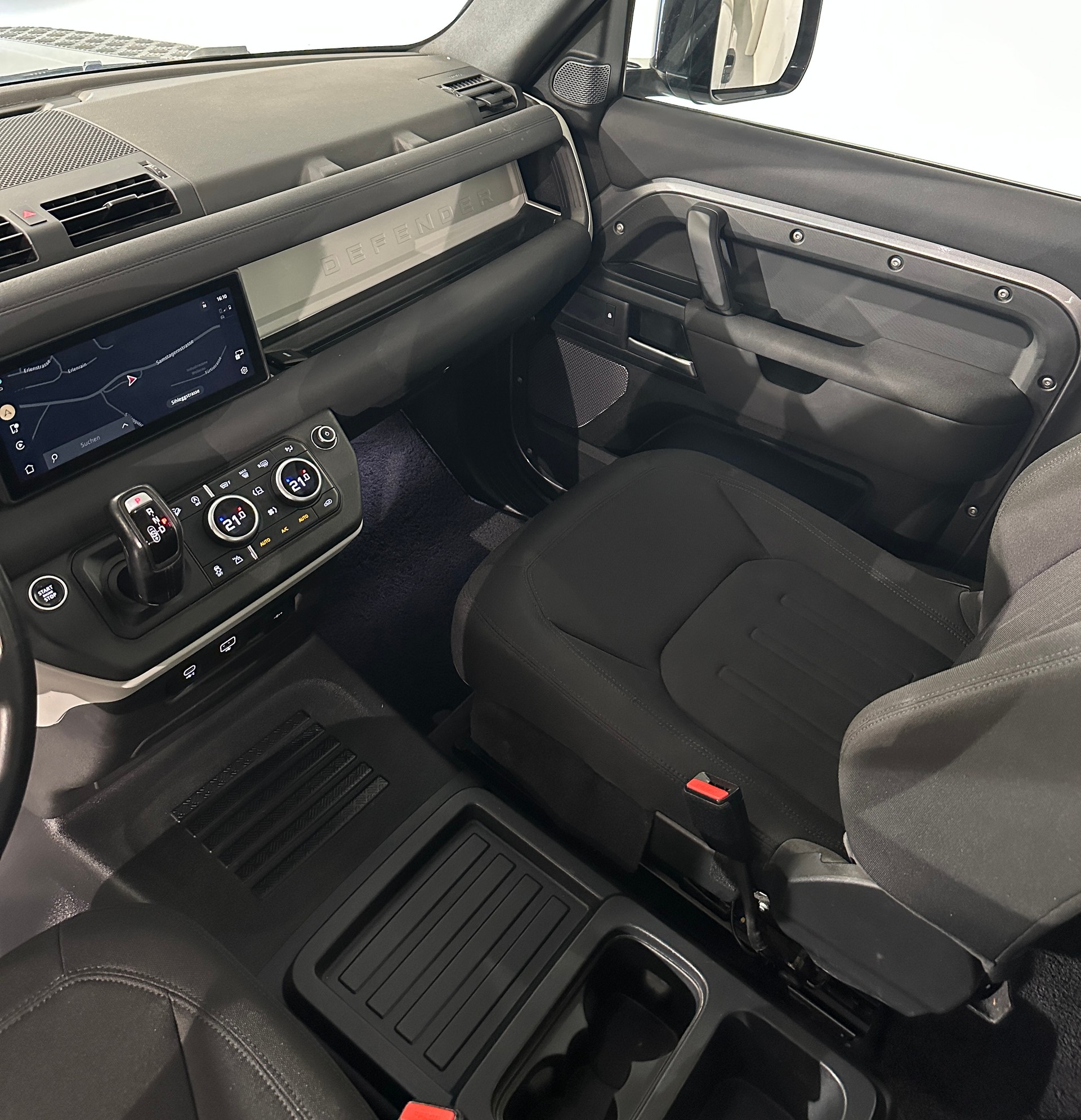 LAND ROVER Defender 90 3.0D I6 200 S AT8-image-16