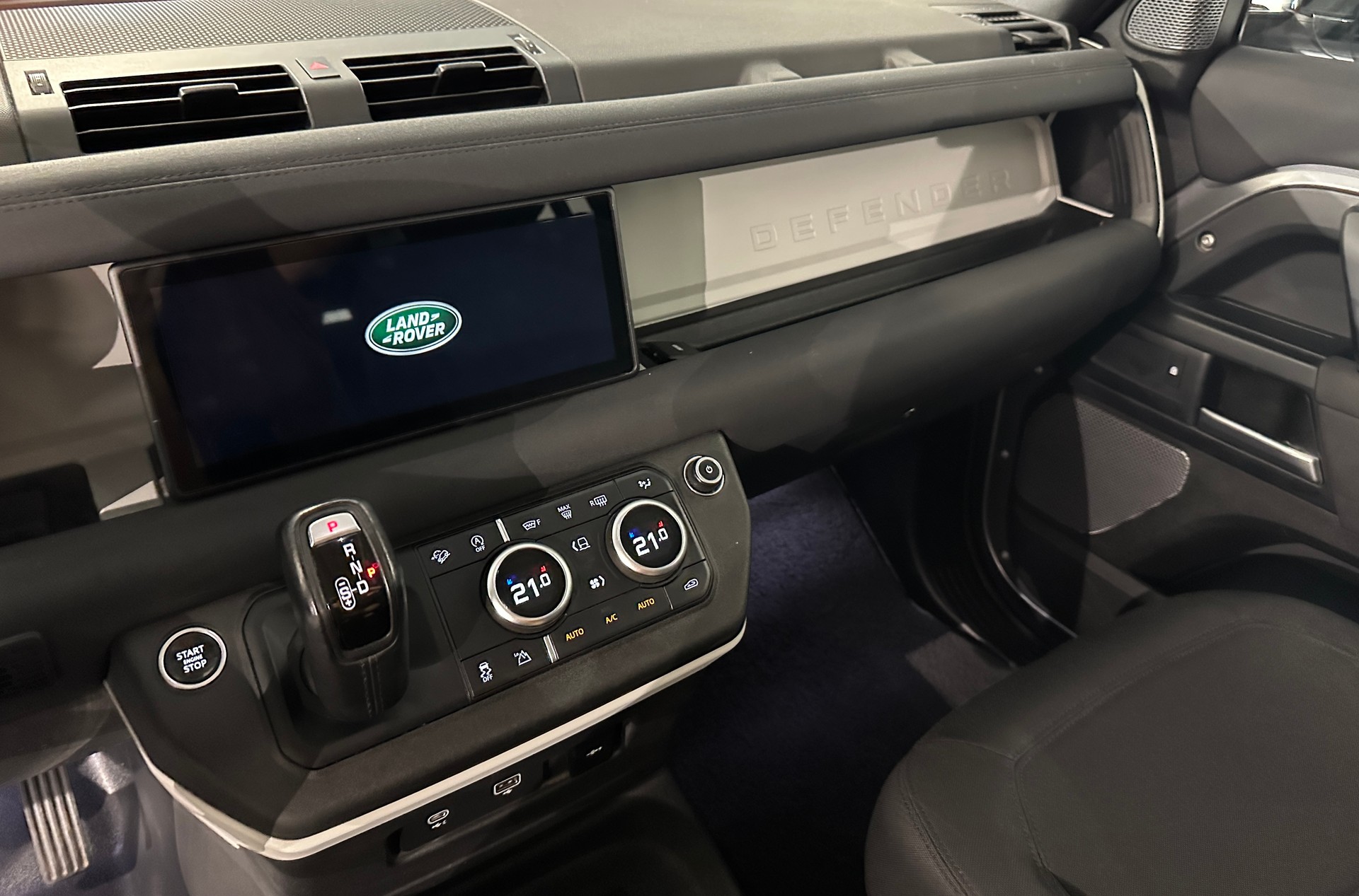 LAND ROVER Defender 90 3.0D I6 200 S AT8-image-17