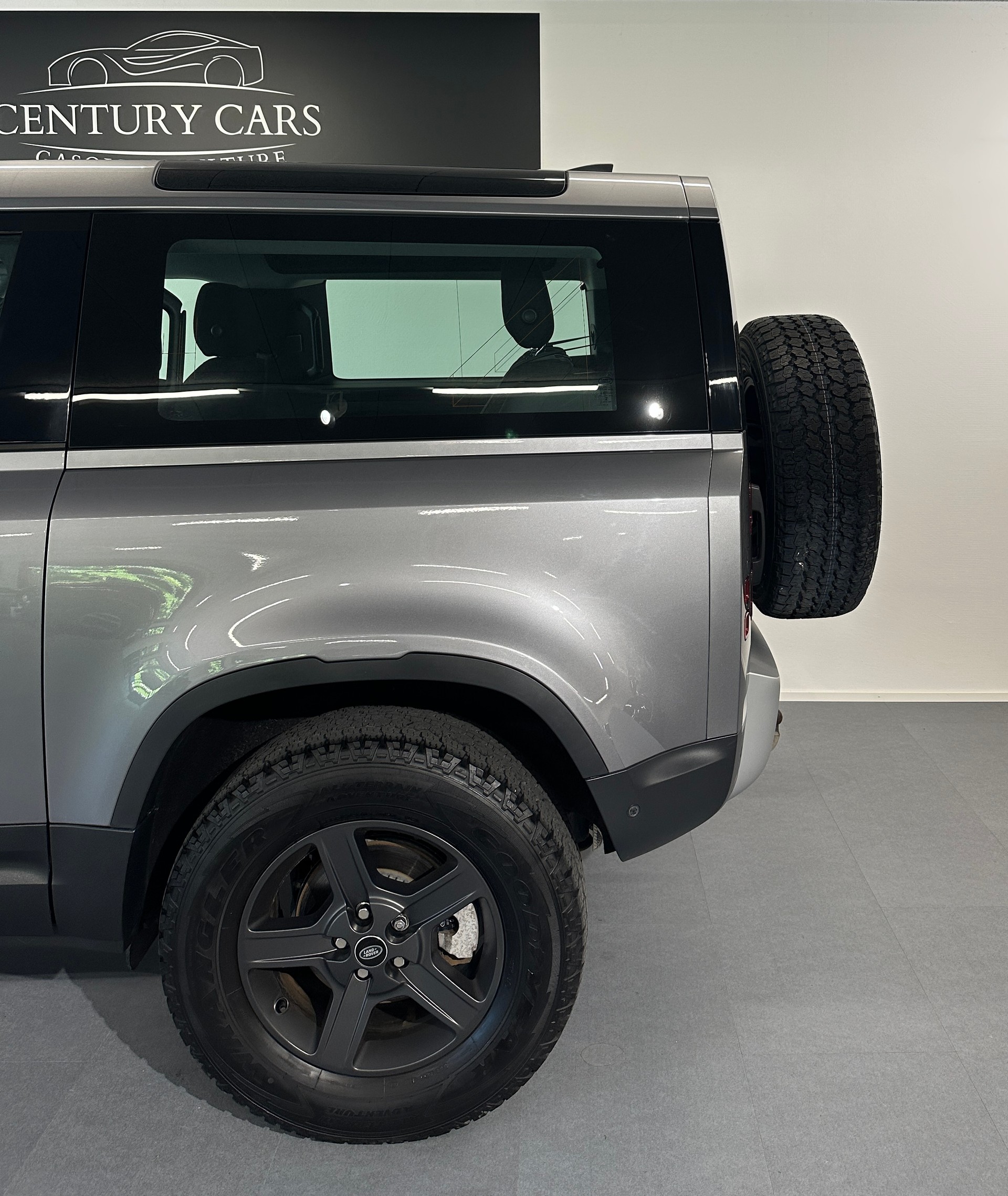 LAND ROVER Defender 90 3.0D I6 200 S AT8-image-9