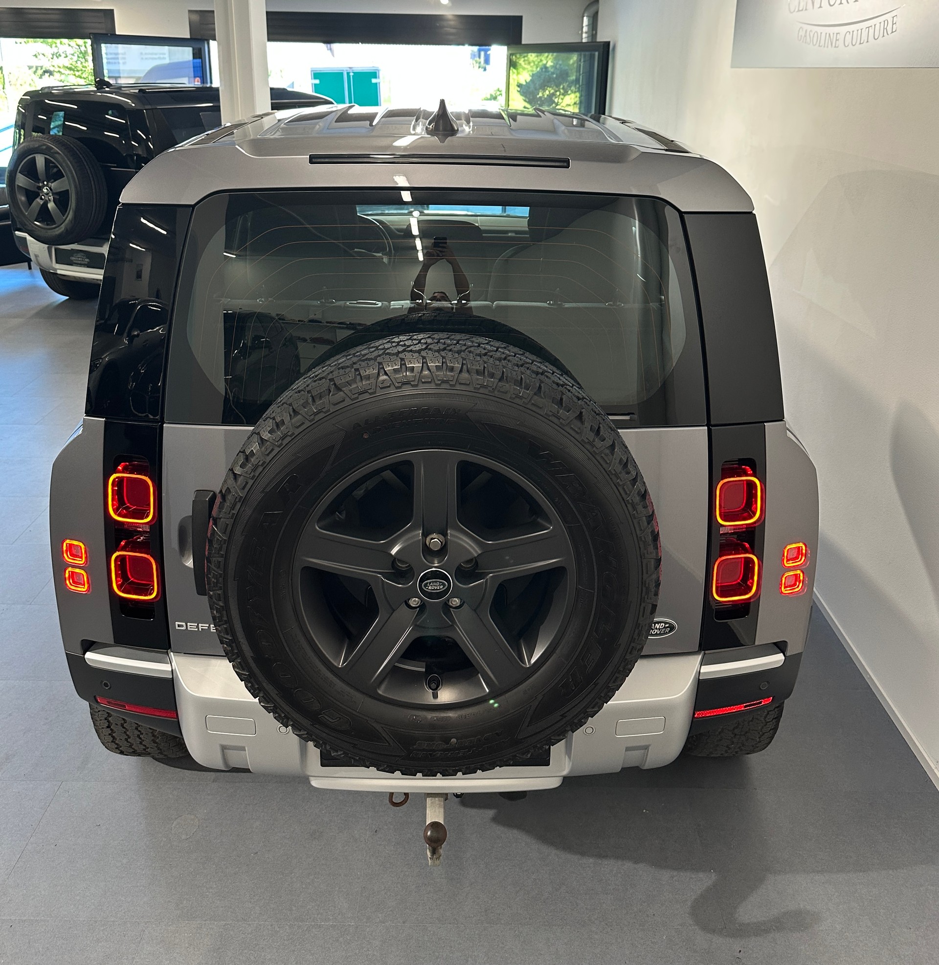 LAND ROVER Defender 90 3.0D I6 200 S AT8-image-8
