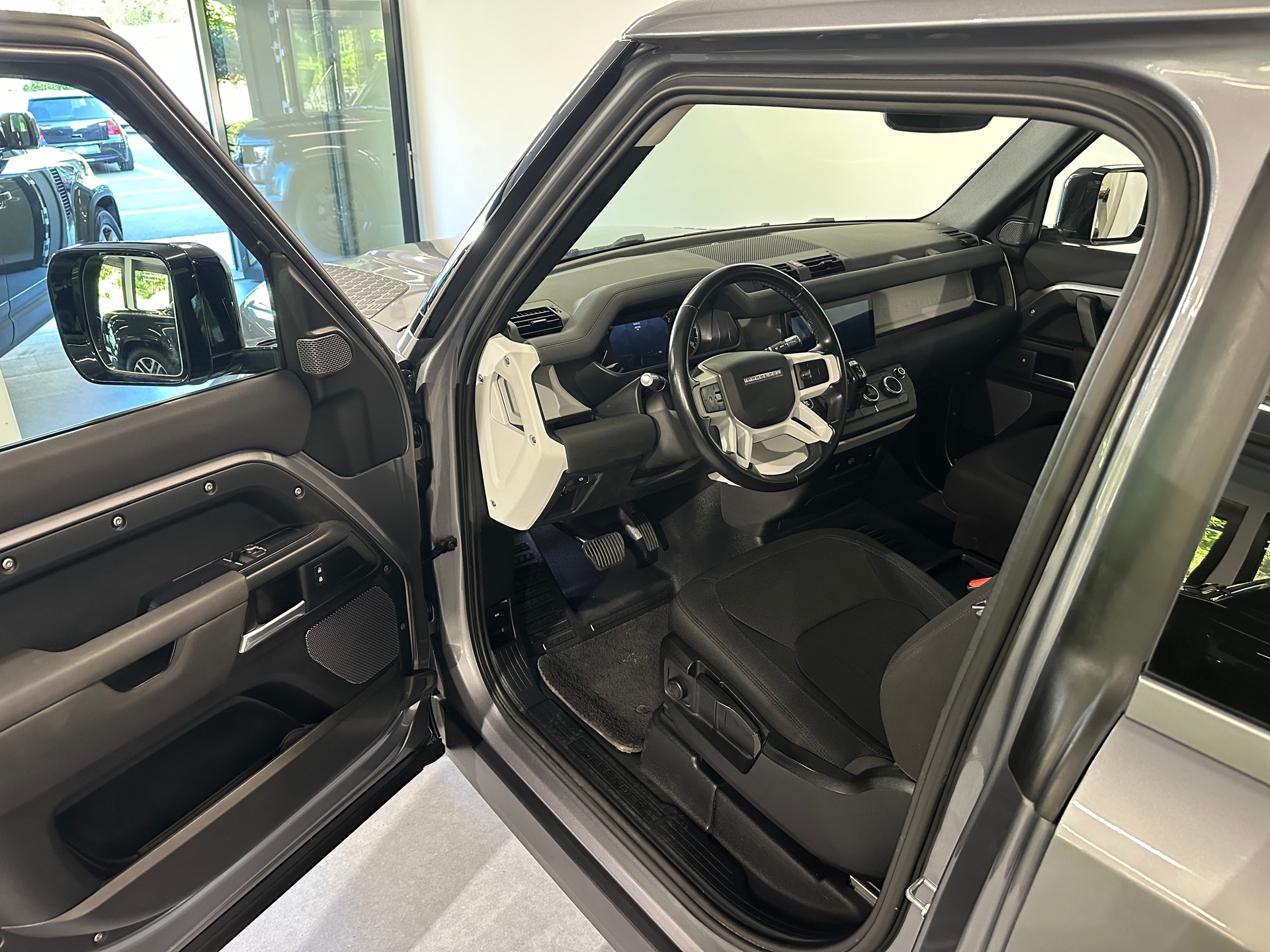 LAND ROVER Defender 90 3.0D I6 200 S AT8-image-10