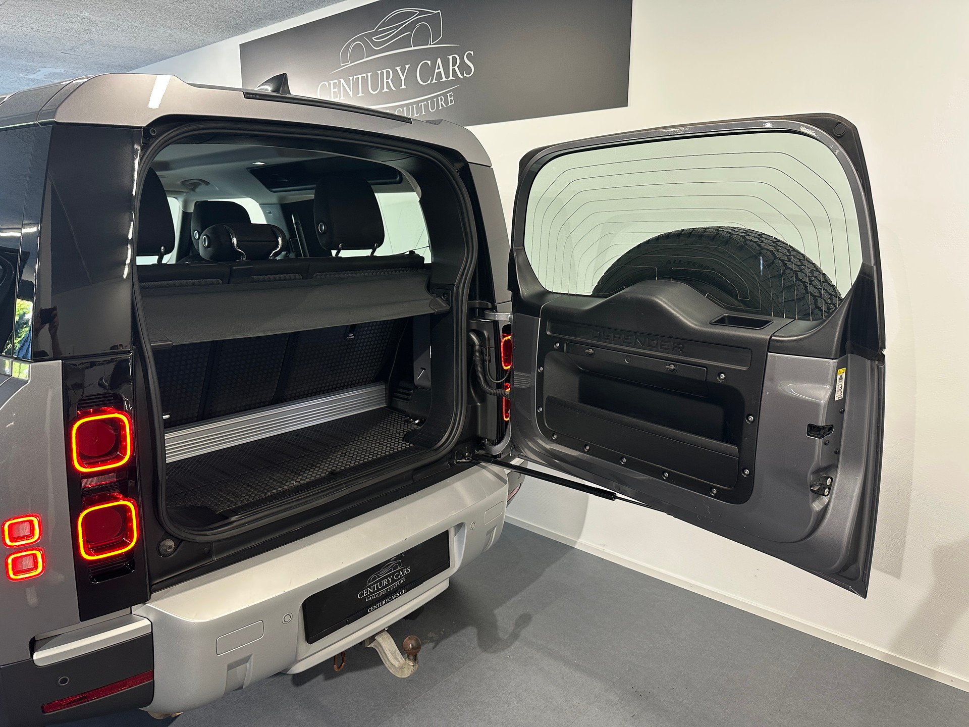 LAND ROVER Defender 90 3.0D I6 200 S AT8-image-21