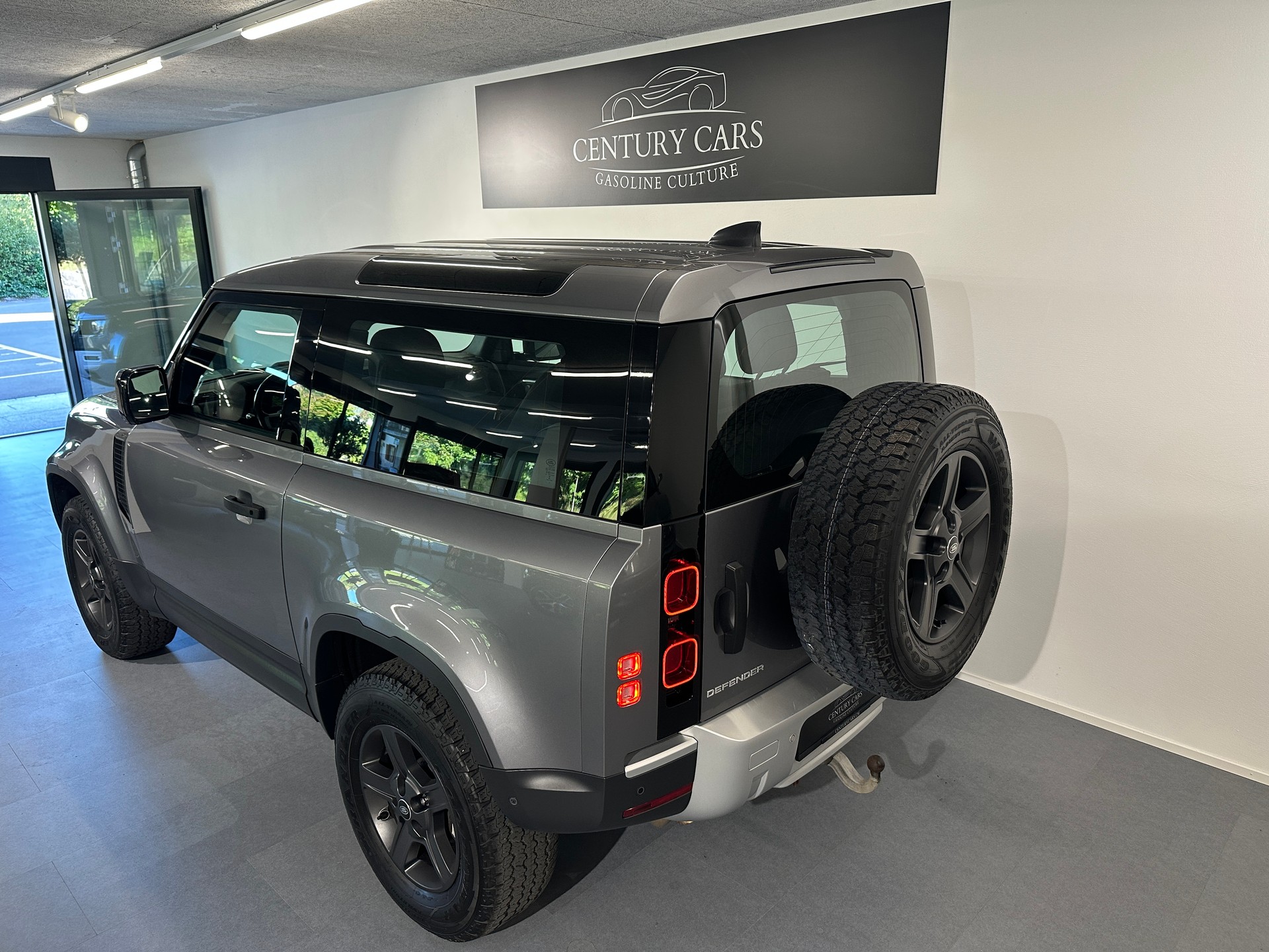 LAND ROVER Defender 90 3.0D I6 200 S AT8-image-6